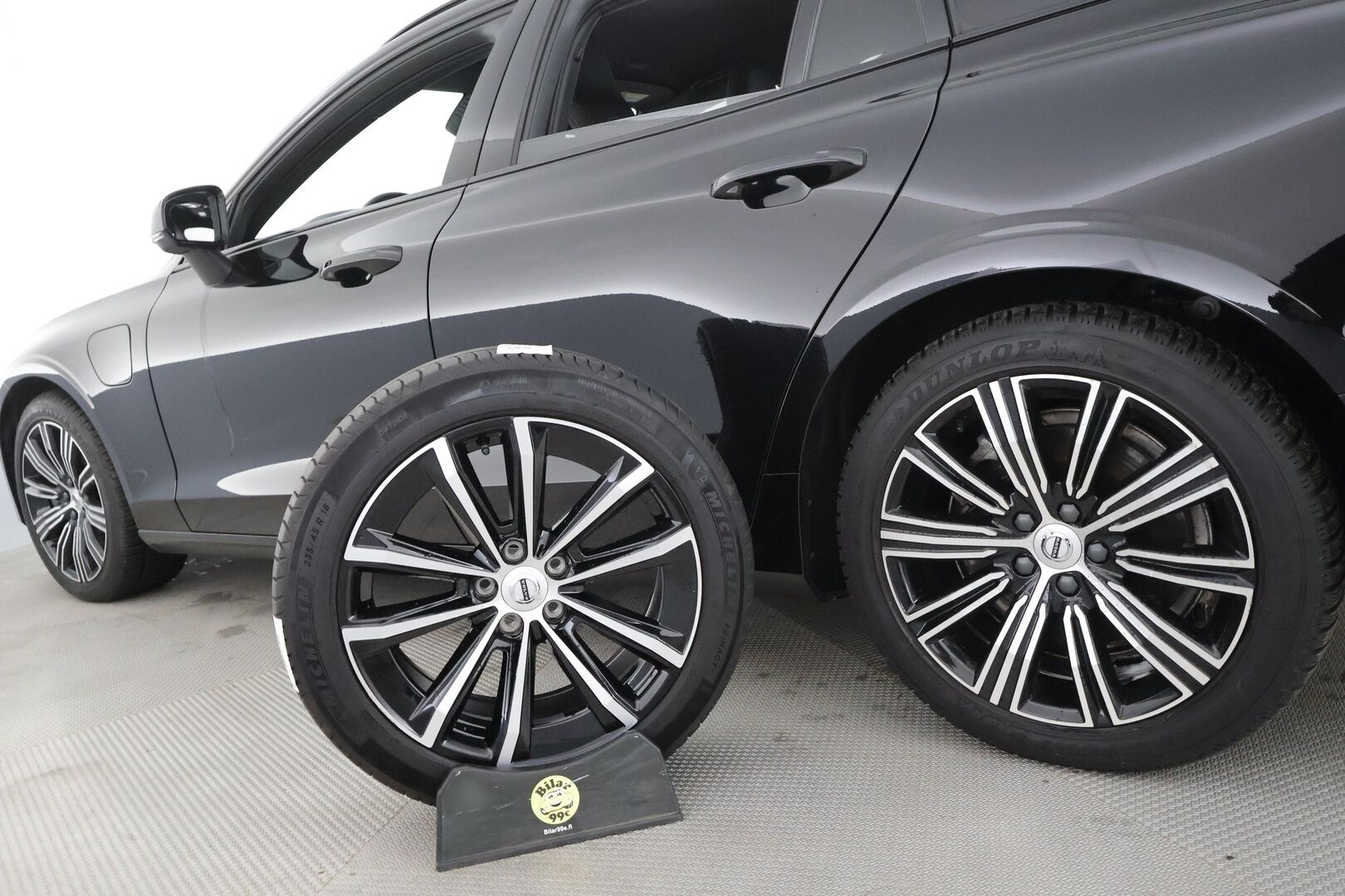 Volvo V60 2023 T6 AWD Long Range Plus Dark aut * ACC / P.kamera / Full LED / Muistipenkit / Navi / KeylessGo / Facelift / Sähköluukku * - Akku kuntotarkastettu SoH 98,6% / Kahdet renkaat aluvanteilla