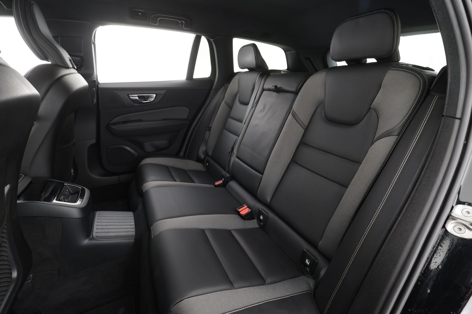 Volvo V60 2023 T6 AWD Long Range Plus Dark aut * ACC / P.kamera / Full LED / Muistipenkit / Navi / KeylessGo / Facelift / Sähköluukku * - Akku kuntotarkastettu SoH 98,6% / Kahdet renkaat aluvanteilla