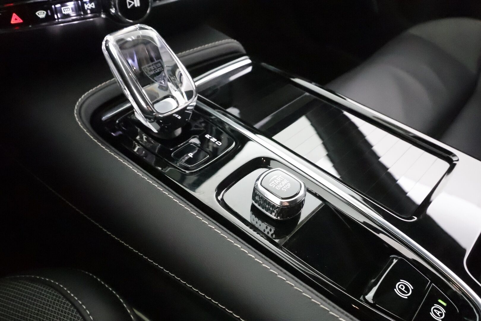 Volvo V60 2023 T6 AWD Long Range Plus Dark aut * ACC / P.kamera / Full LED / Muistipenkit / Navi / KeylessGo / Facelift / Sähköluukku * - Akku kuntotarkastettu SoH 98,6% / Kahdet renkaat aluvanteilla