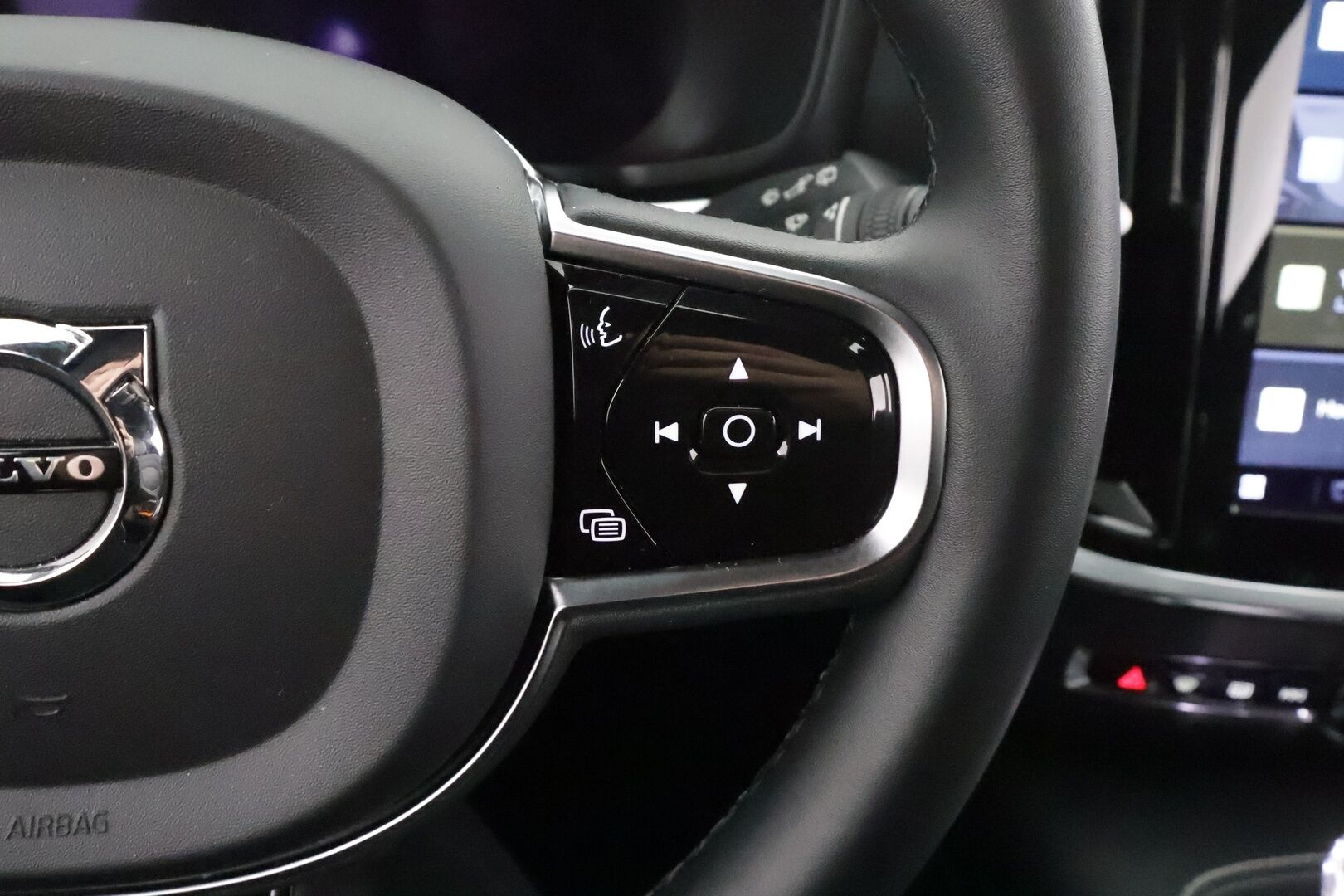 Volvo V60 2023 T6 AWD Long Range Plus Dark aut * ACC / P.kamera / Full LED / Muistipenkit / Navi / KeylessGo / Facelift / Sähköluukku * - Akku kuntotarkastettu SoH 98,6% / Kahdet renkaat aluvanteilla