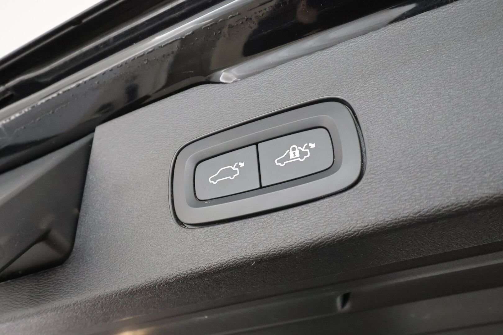 Volvo V60 2023 T6 AWD Long Range Plus Dark aut * ACC / P.kamera / Full LED / Muistipenkit / Navi / KeylessGo / Facelift / Sähköluukku * - Akku kuntotarkastettu SoH 98,6% / Kahdet renkaat aluvanteilla