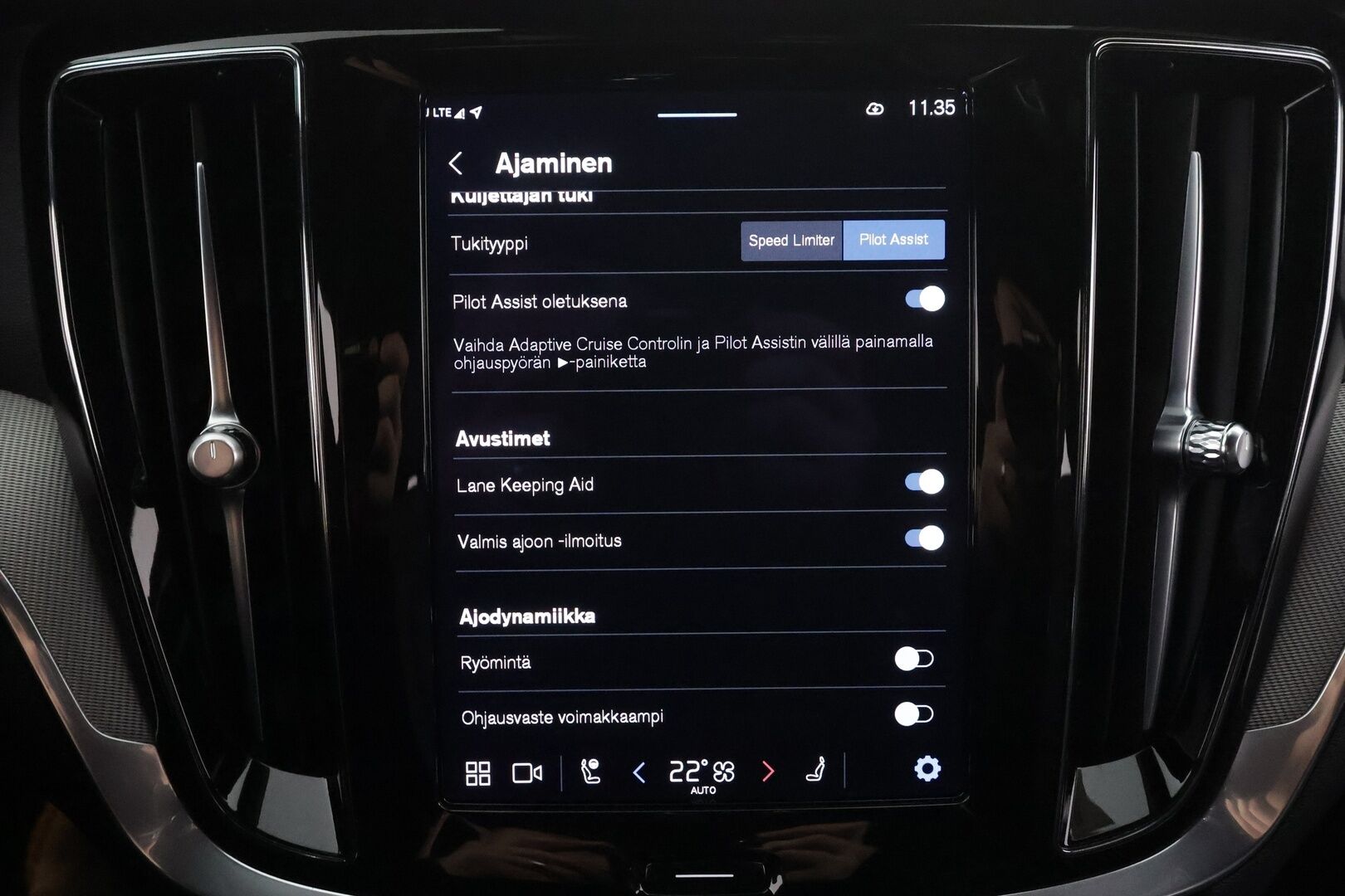 Volvo V60 2023 T6 AWD Long Range Plus Dark aut * ACC / P.kamera / Full LED / Muistipenkit / Navi / KeylessGo / Facelift / Sähköluukku * - Akku kuntotarkastettu SoH 98,6% / Kahdet renkaat aluvanteilla