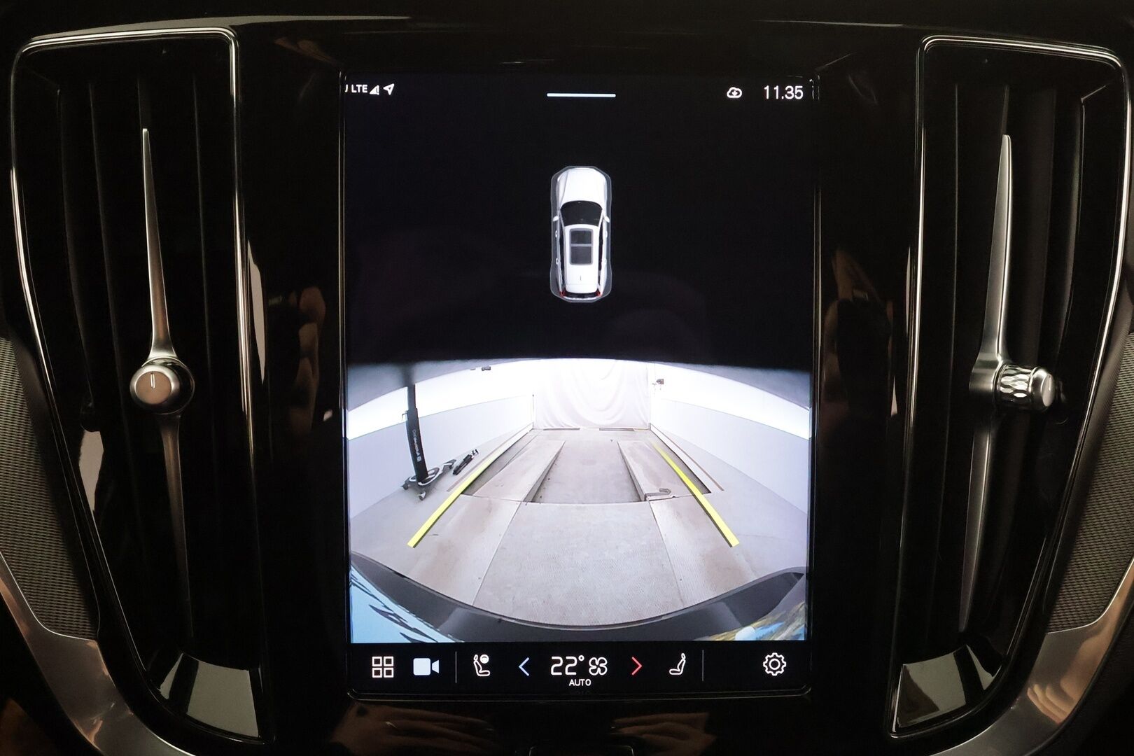 Volvo V60 2023 T6 AWD Long Range Plus Dark aut * ACC / P.kamera / Full LED / Muistipenkit / Navi / KeylessGo / Facelift / Sähköluukku * - Akku kuntotarkastettu SoH 98,6% / Kahdet renkaat aluvanteilla