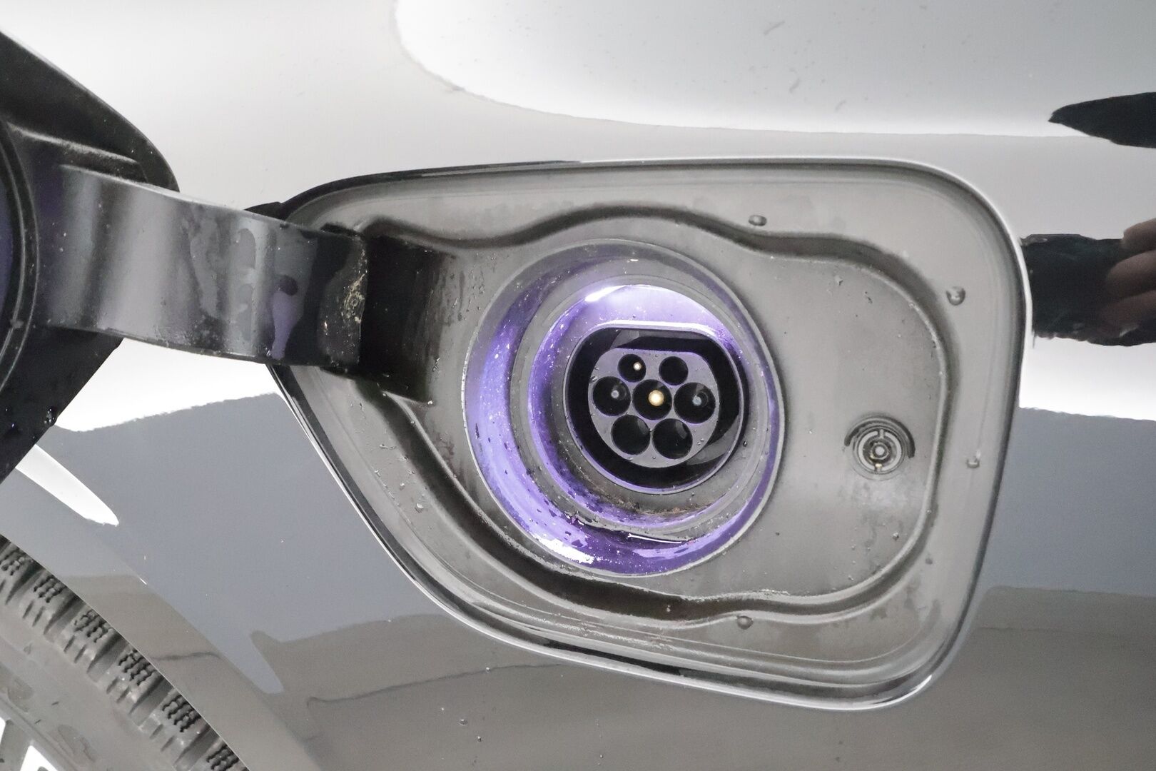 Volvo V60 2023 T6 AWD Long Range Plus Dark aut * ACC / P.kamera / Full LED / Muistipenkit / Navi / KeylessGo / Facelift / Sähköluukku * - Akku kuntotarkastettu SoH 98,6% / Kahdet renkaat aluvanteilla