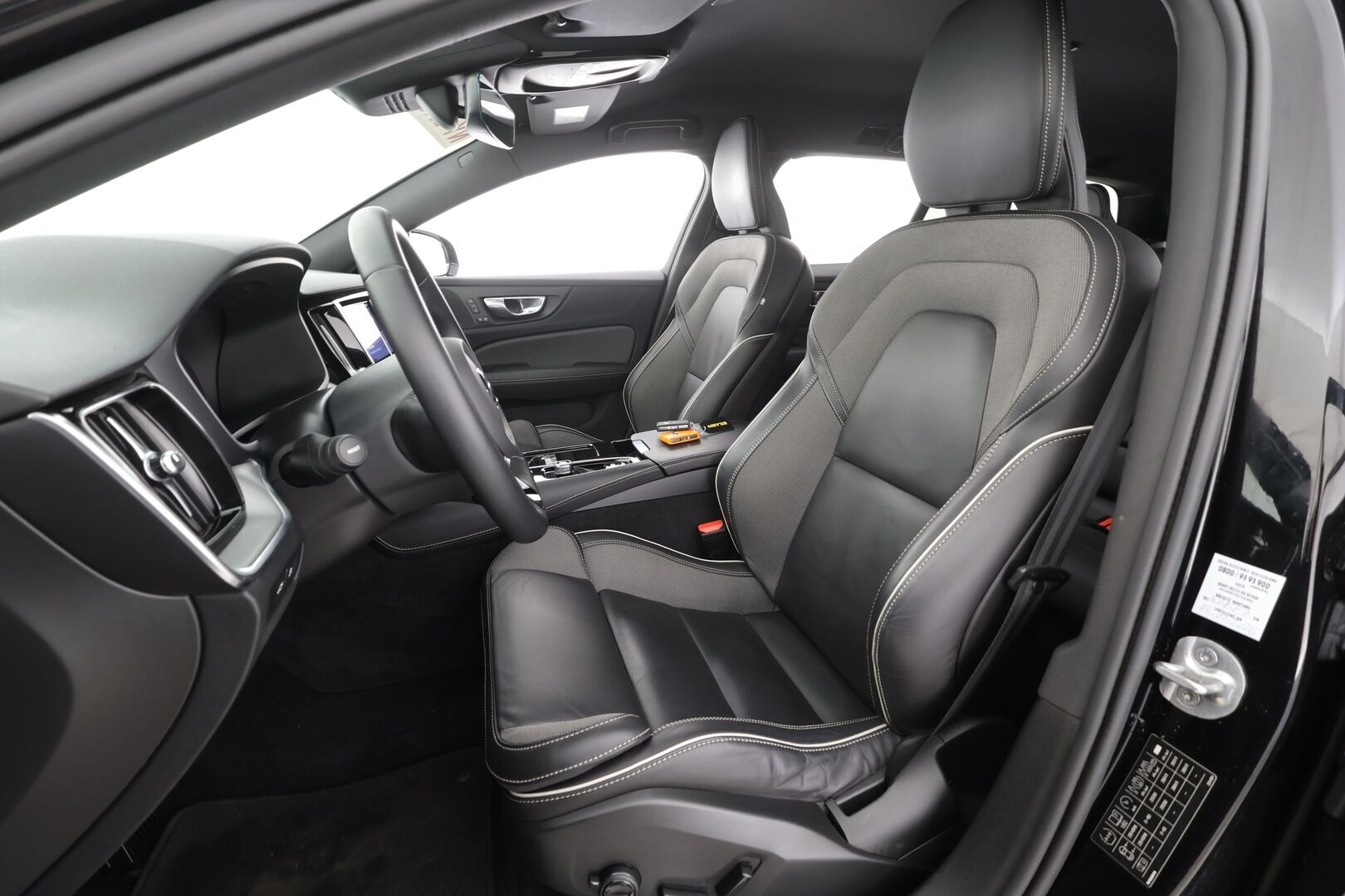 Volvo V60 2023 T6 AWD Long Range Plus Dark aut * ACC / P.kamera / Full LED / Muistipenkit / Navi / KeylessGo / Facelift / Sähköluukku * - Akku kuntotarkastettu SoH 98,6% / Kahdet renkaat aluvanteilla