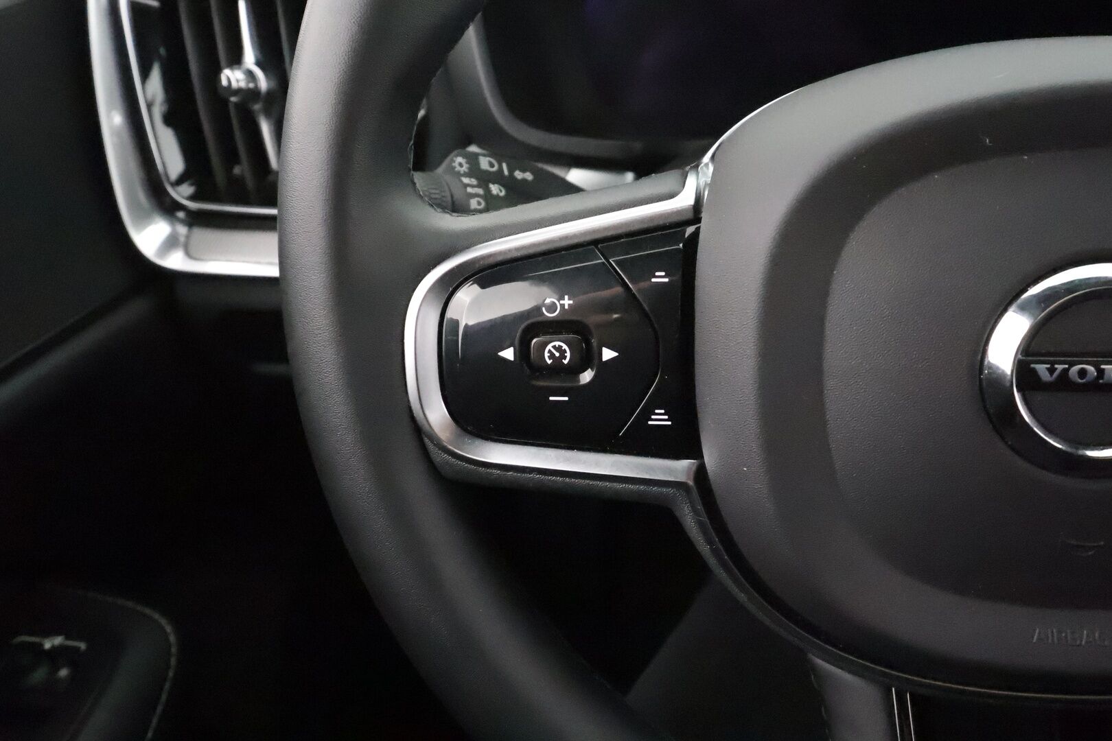 Volvo V60 2023 T6 AWD Long Range Plus Dark aut * ACC / P.kamera / Full LED / Muistipenkit / Navi / KeylessGo / Facelift / Sähköluukku * - Akku kuntotarkastettu SoH 98,6% / Kahdet renkaat aluvanteilla