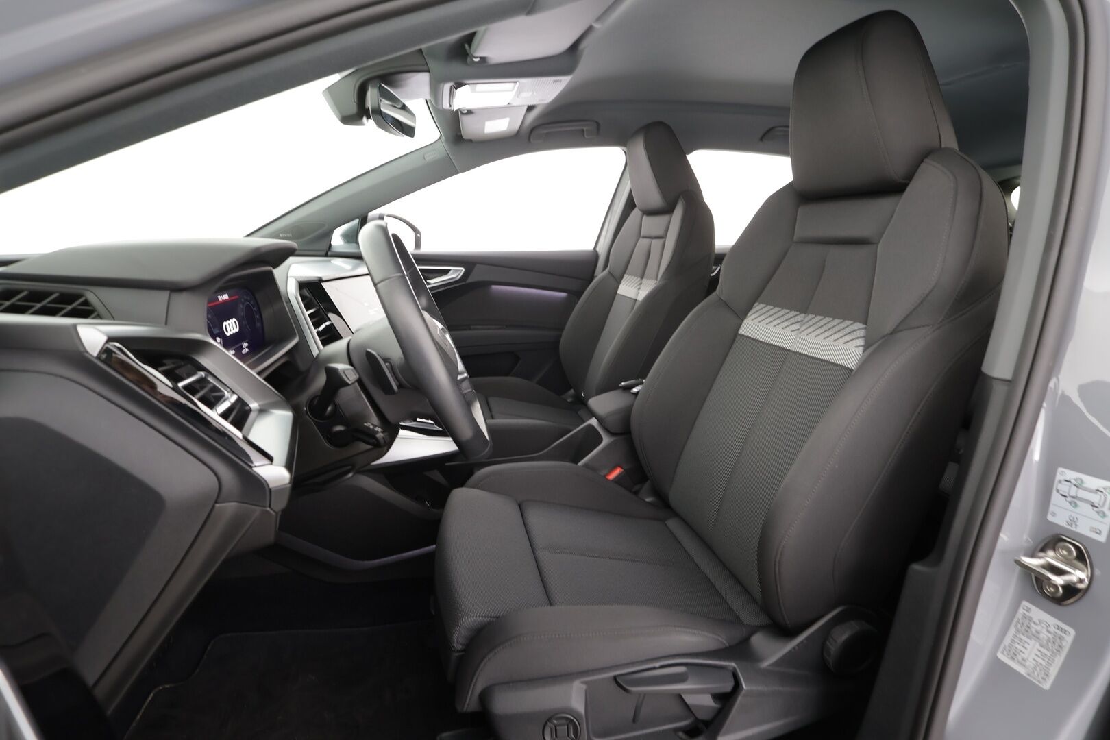 AUDI Q4 E-TRON 2023 40 e-tron * ACC / ILP / P.kamera / LED / SONOS / Sporttipenkit / Koukku / Digimittaristo / Sähköluukku * - Akku kuntotarkastettu SoH 96,3% / Kahdet renkaat aluvanteilla / Merkkihuollettu