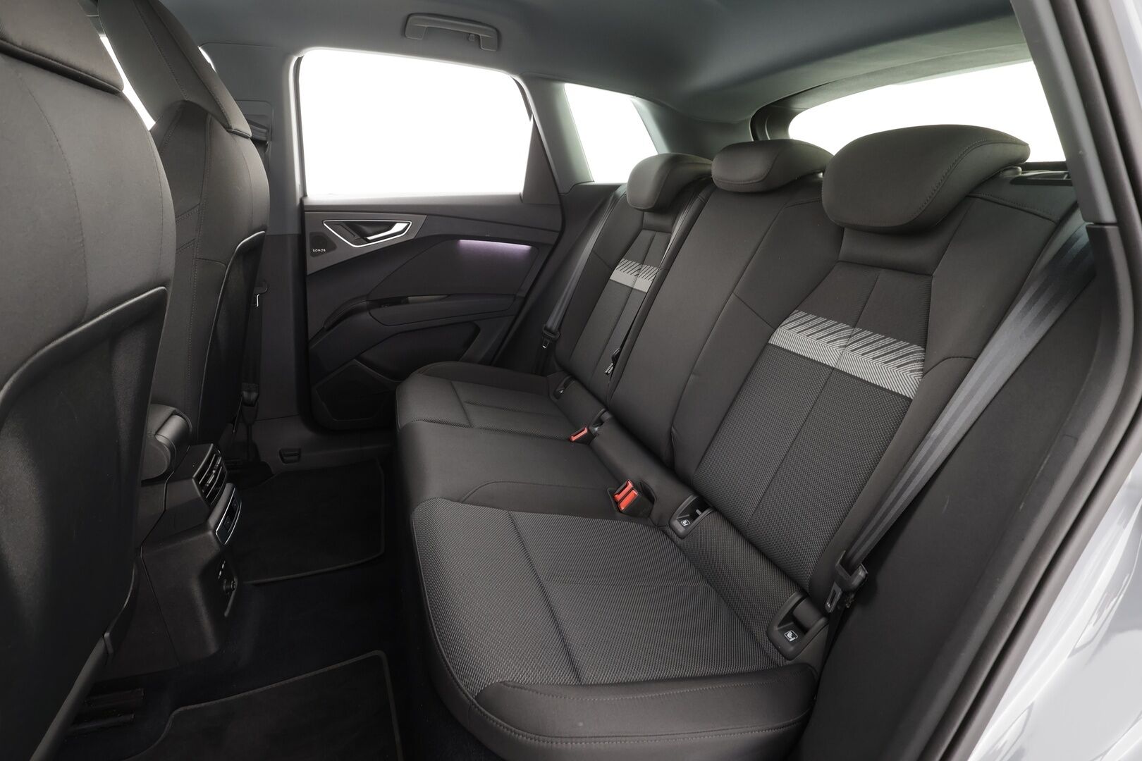 AUDI Q4 E-TRON 2023 40 e-tron * ACC / ILP / P.kamera / LED / SONOS / Sporttipenkit / Koukku / Digimittaristo / Sähköluukku * - Akku kuntotarkastettu SoH 96,3% / Kahdet renkaat aluvanteilla / Merkkihuollettu