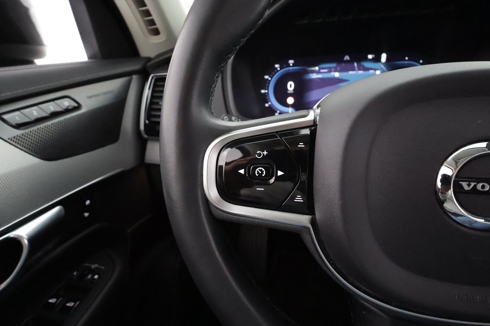 Volvo XC90 2023 T8 AWD Long Range High Performance Plus Dark 7-P * ACC / H&K / 360° / Muistipenkit / Full LED / Facelift * - Merkkihuollettu / Akku kuntotarkastettu SoH 95,9%