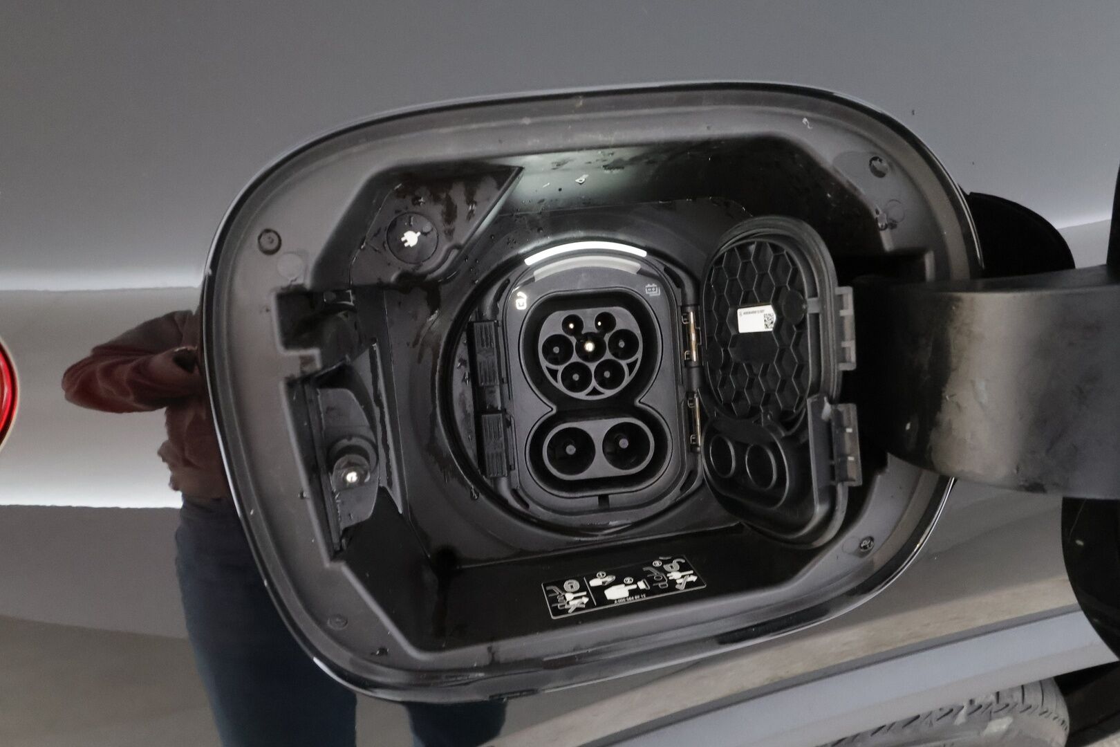 MERCEDES-BENZ EQA 2022 300 4matic Progressive * Distronic+ / P.kamera / LED / Navi / Widescreen / Midline / Puolinahat / KeylessGo * - SOH 97,9% - HULLUT AVAJAISHULINAT KORKOTARJOUS 3,29 %