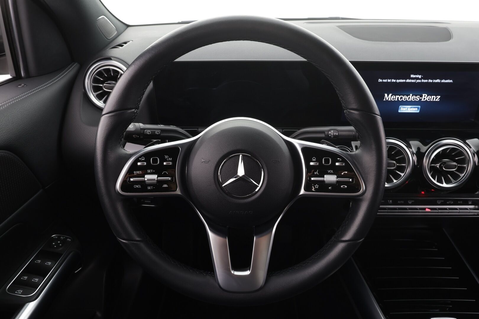 MERCEDES-BENZ EQA 2022 300 4matic Progressive * Distronic+ / P.kamera / LED / Navi / Widescreen / Midline / Puolinahat / KeylessGo * - SOH 97,9% - HULLUT AVAJAISHULINAT KORKOTARJOUS 3,29 %
