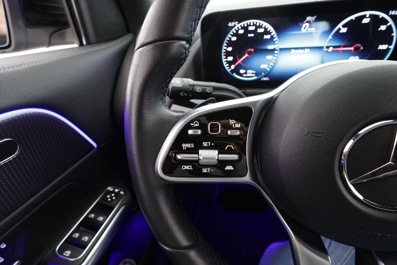 MERCEDES-BENZ EQA 2022 300 4matic Progressive * Distronic+ / P.kamera / LED / Navi / Widescreen / Midline / Puolinahat / KeylessGo * - SOH 97,9% - HULLUT AVAJAISHULINAT KORKOTARJOUS 3,29 %