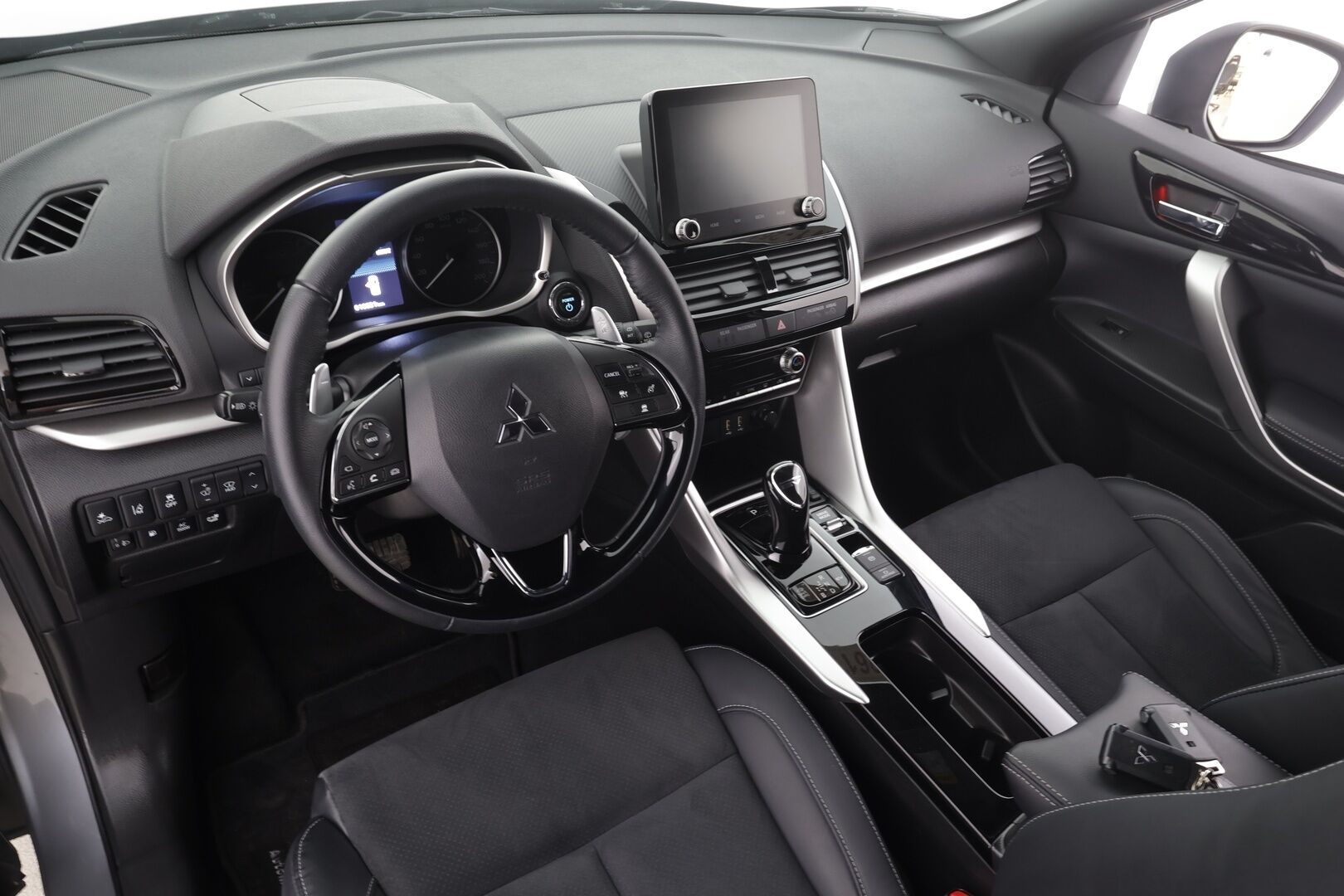 MITSUBISHI ECLIPSE CROSS 2021 2.4 PHEV Intense 4WD * ACC / 360° / Koukku / Sähköpenkki / HUD / LED / Navi / KeylessGo * - Kahdet renkaat aluvanteilla / Merkkihuollettu