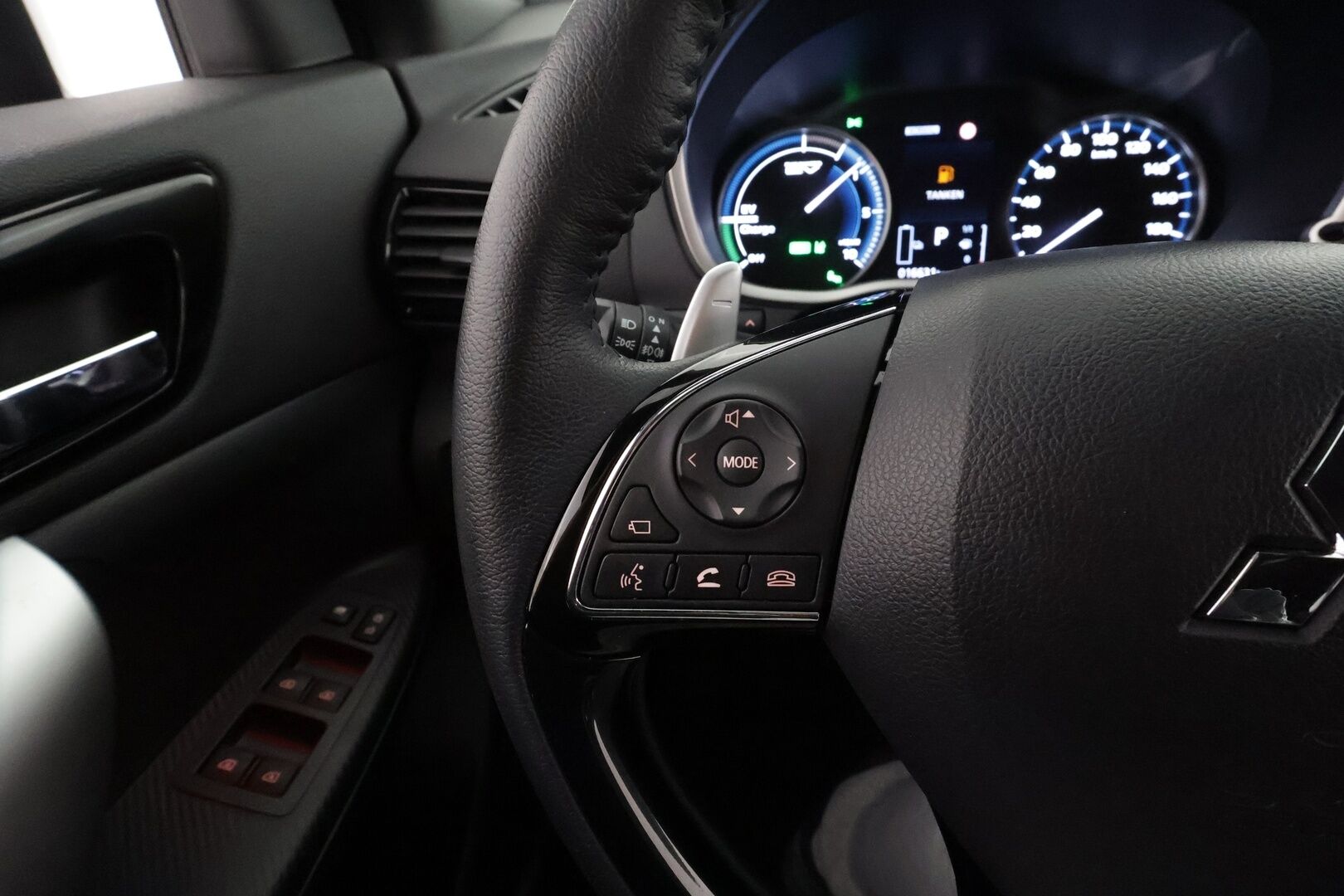 MITSUBISHI ECLIPSE CROSS 2021 2.4 PHEV Intense 4WD * ACC / 360° / Koukku / Sähköpenkki / HUD / LED / Navi / KeylessGo * - Kahdet renkaat aluvanteilla / Merkkihuollettu