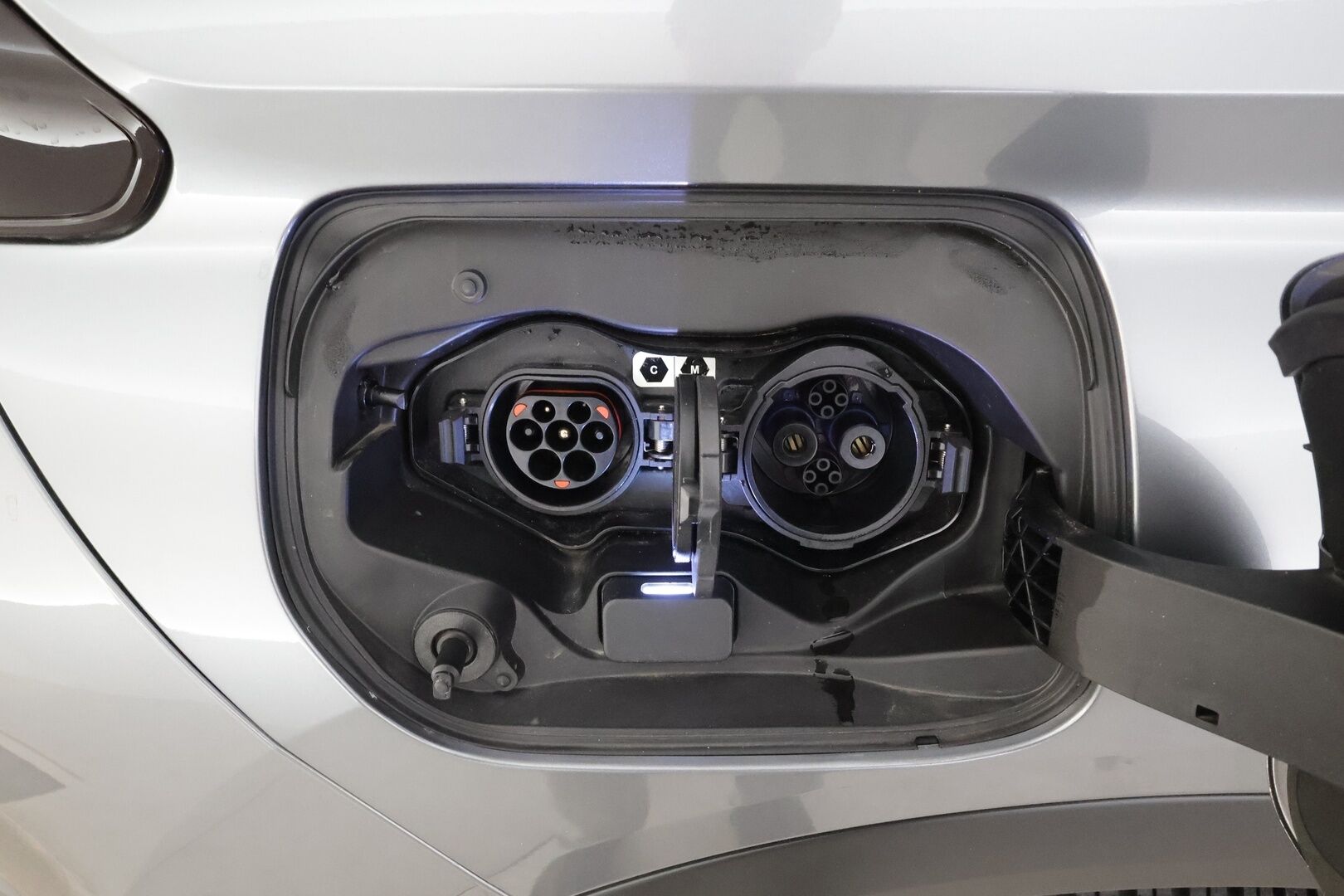 MITSUBISHI ECLIPSE CROSS 2021 2.4 PHEV Intense 4WD * ACC / 360° / Koukku / Sähköpenkki / HUD / LED / Navi / KeylessGo * - Kahdet renkaat aluvanteilla / Merkkihuollettu