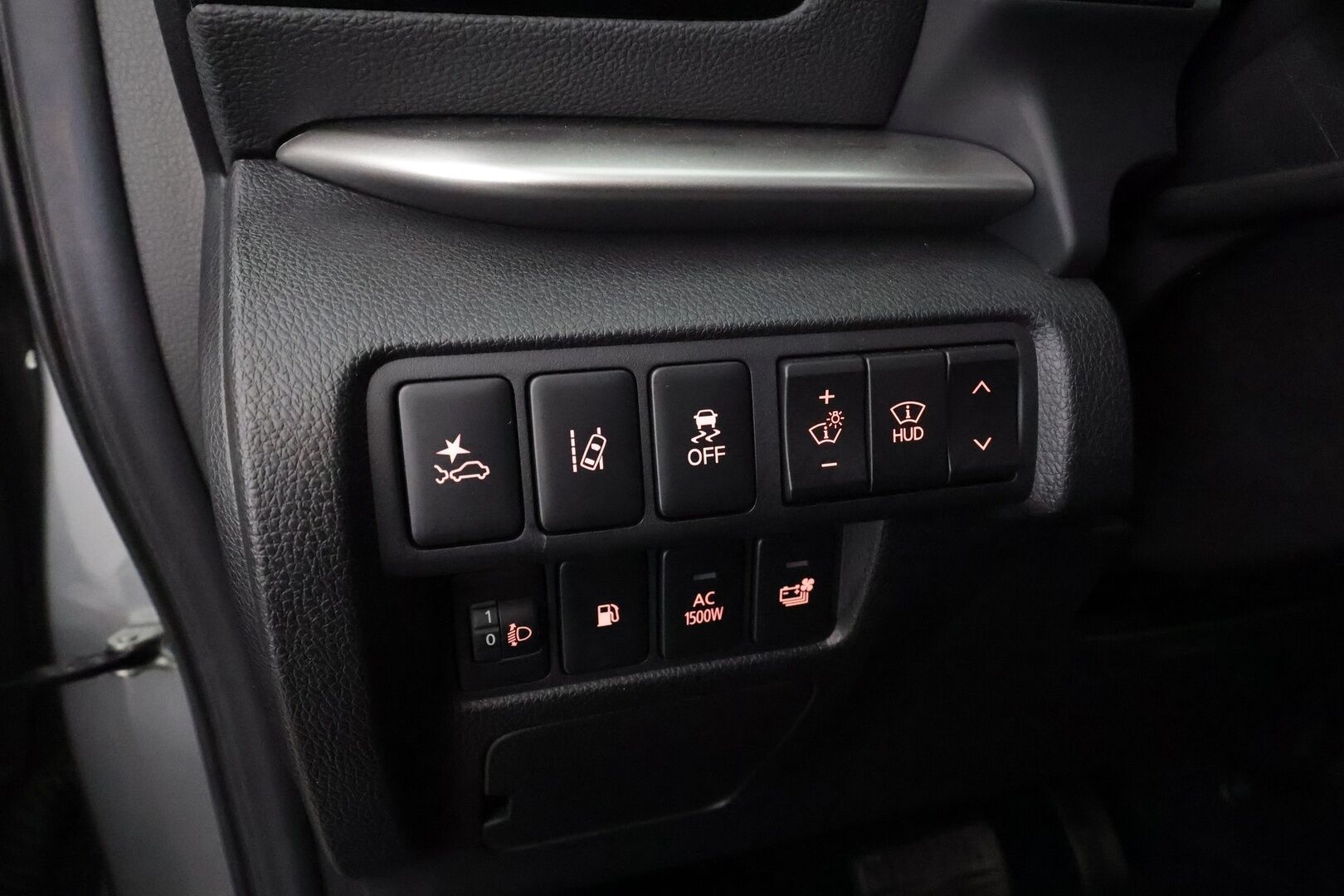 MITSUBISHI ECLIPSE CROSS 2021 2.4 PHEV Intense 4WD * ACC / 360° / Koukku / Sähköpenkki / HUD / LED / Navi / KeylessGo * - Kahdet renkaat aluvanteilla / Merkkihuollettu