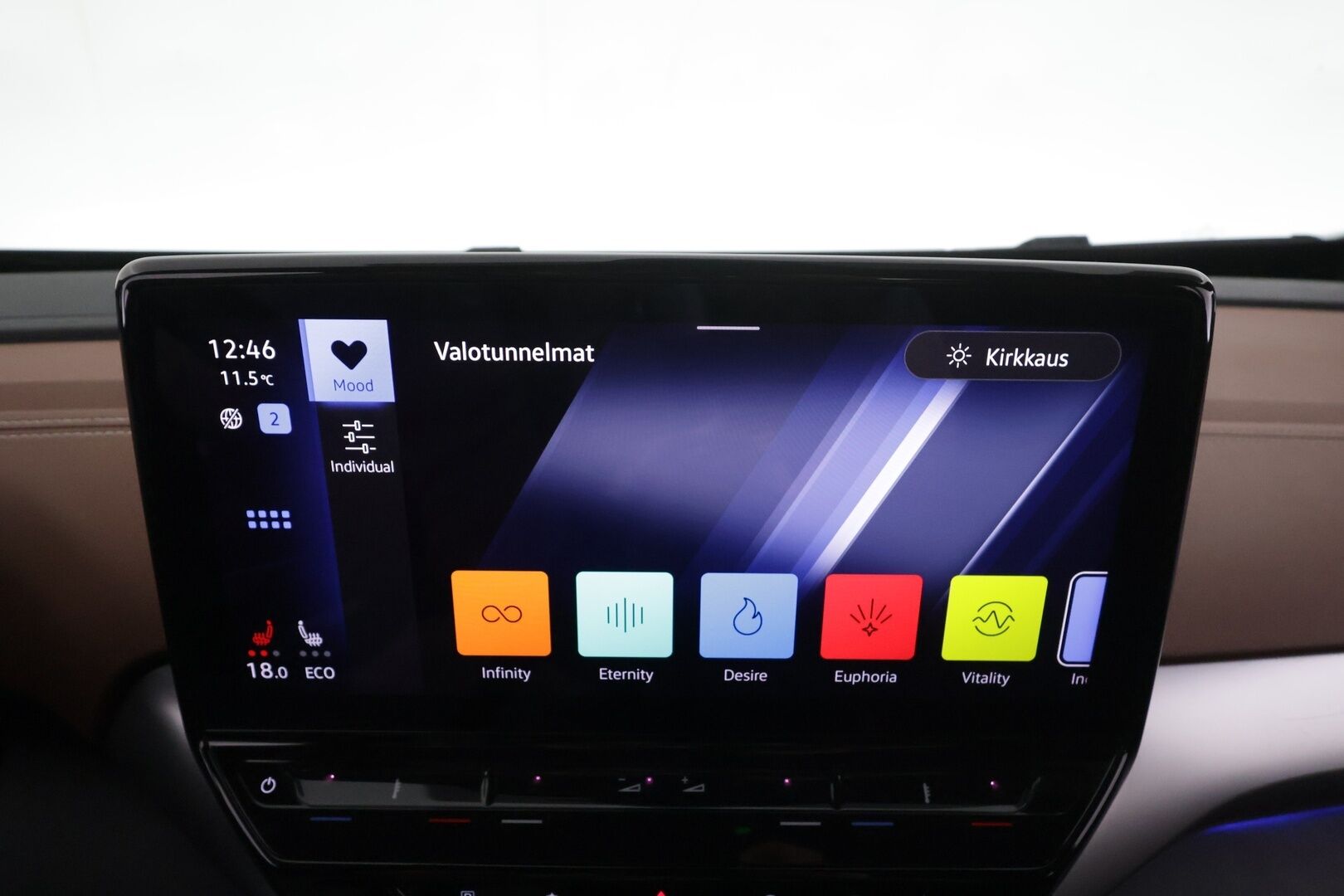 VOLKSWAGEN ID.4 2022 Pro Performance 150 kW * HUD / Koukku / ILP / ACC / LED / P.Kamera / Navi / Kaistavahti * - Kahdet renkaat 