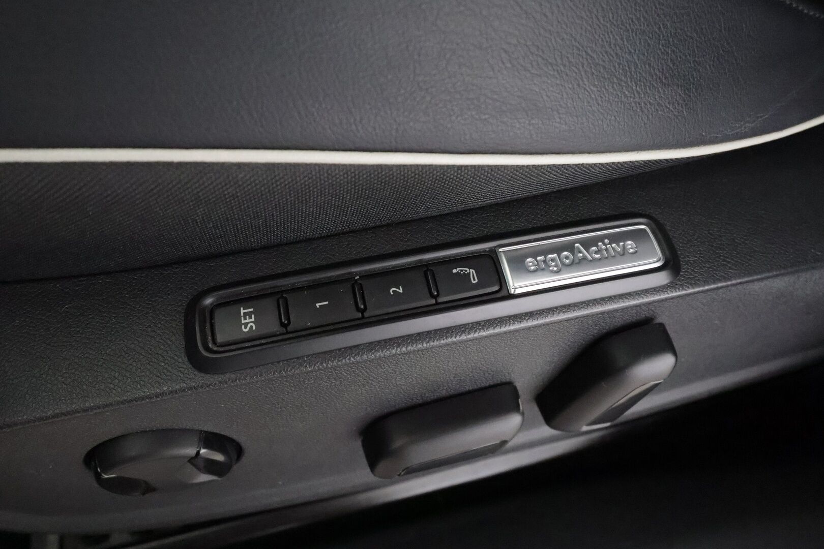 VOLKSWAGEN ID.4 2023 150kW 82kWh Top Sport Plus * ILP / ACC / Kaistavahti / LED / Koukku / Hierovat sporttipenkit muistilla / APP-connect * - Merkkihuollettu / Kahdet renkaat