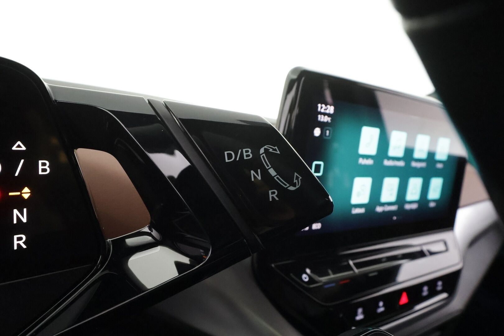 VOLKSWAGEN ID.4 2023 150kW 82kWh Top Sport Plus * ILP / ACC / Kaistavahti / LED / Koukku / Hierovat sporttipenkit muistilla / APP-connect * - Merkkihuollettu / Kahdet renkaat