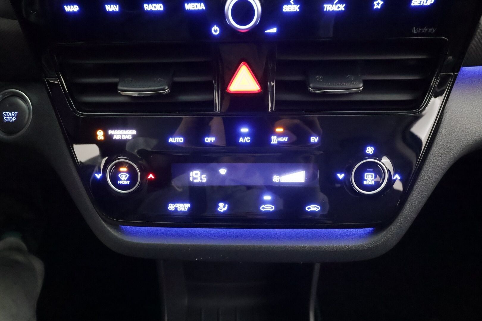 HYUNDAI IONIQ ELECTRIC 2021 MY21 38 kWh 136 hv Style * ILP / Koukku / ACC / LED / P.Kamera / Navi / Kaistavahti / Keyless * - 2x Latauskaapelit / Merkkihuollot