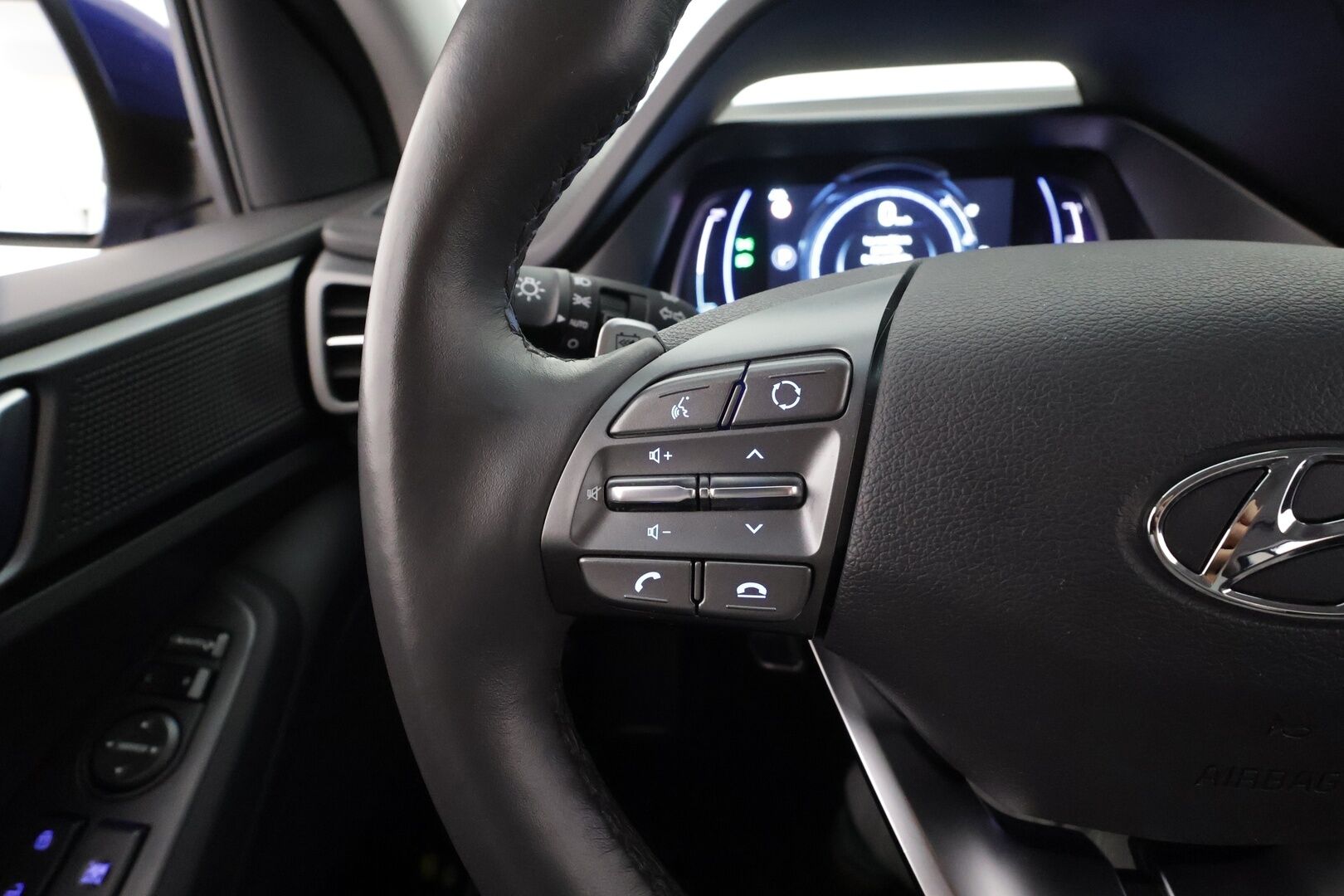 HYUNDAI IONIQ ELECTRIC 2021 MY21 38 kWh 136 hv Style * ILP / Koukku / ACC / LED / P.Kamera / Navi / Kaistavahti / Keyless * - 2x Latauskaapelit / Merkkihuollot