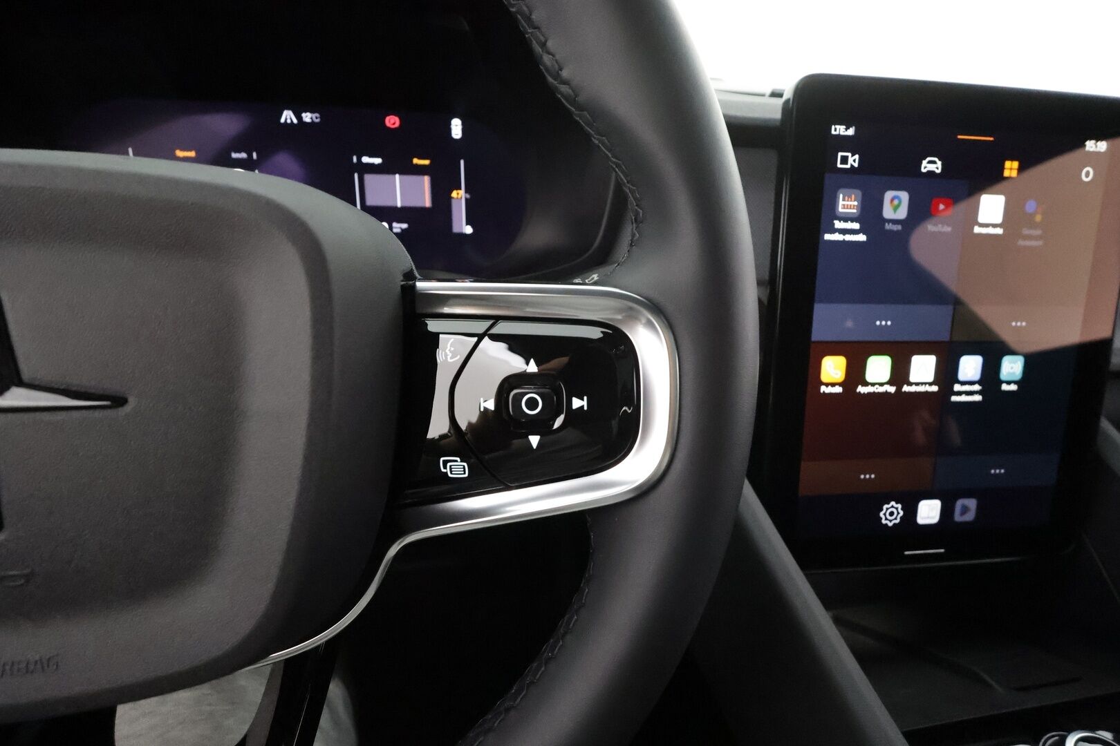 POLESTAR 2 2023 Long Range Dual Motor * Koukku / ILP / H&K / 360° / LED / ACC / Lasikatto / Sportpenkki Muistilla / Navi * - 2x Latauskaapelit / Kahdet renkaat 