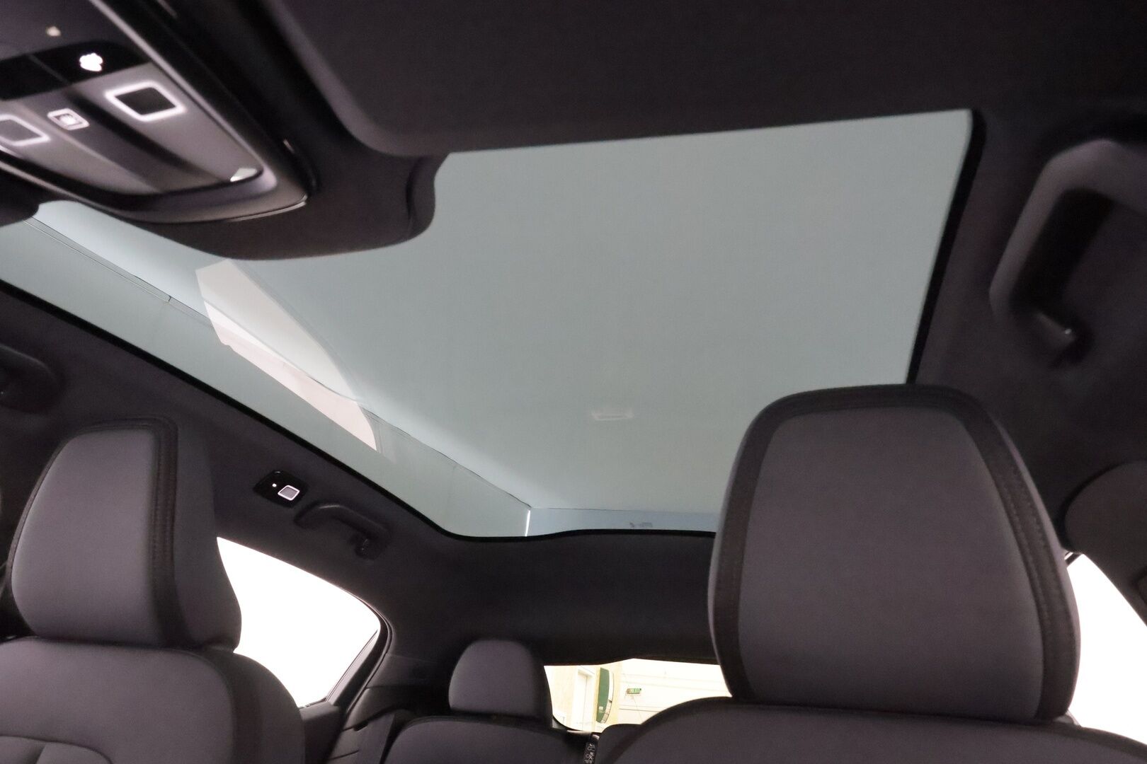 POLESTAR 2 2023 Long Range Dual Motor * Koukku / ILP / H&K / 360° / LED / ACC / Lasikatto / Sportpenkki Muistilla / Navi * - 2x Latauskaapelit / Kahdet renkaat 