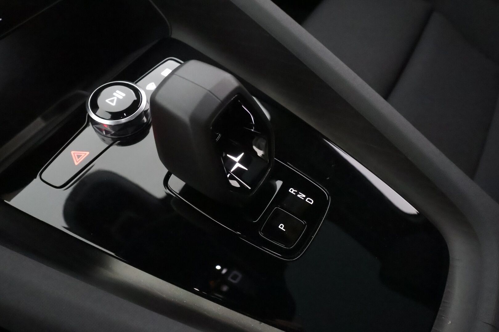 POLESTAR 2 2023 Long Range Dual Motor * Koukku / ILP / H&K / 360° / LED / ACC / Lasikatto / Sportpenkki Muistilla / Navi * - 2x Latauskaapelit / Kahdet renkaat 