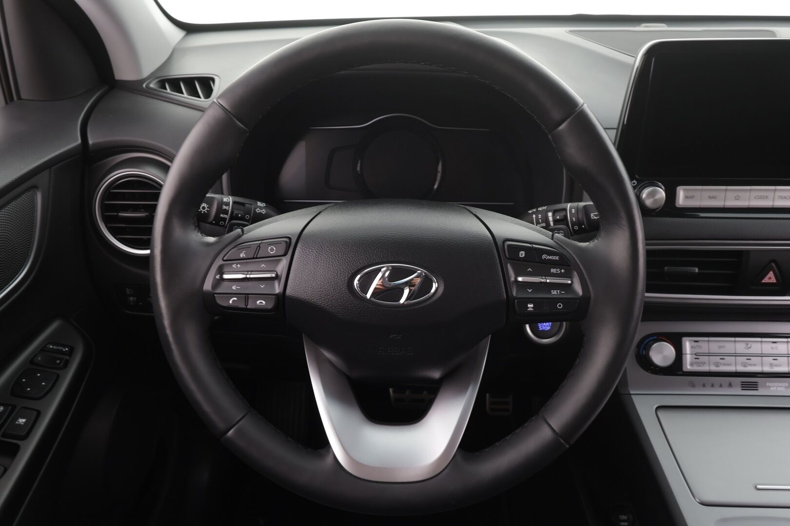 HYUNDAI KONA 2020 EV 64kWh 150 Premium * ACC / HUD / P.kamera / LED / ILP / Krell / Sähköpenkit / Ilmastoidut nahat / Navi * - Merkkihuollettu / Huippuvarusteet