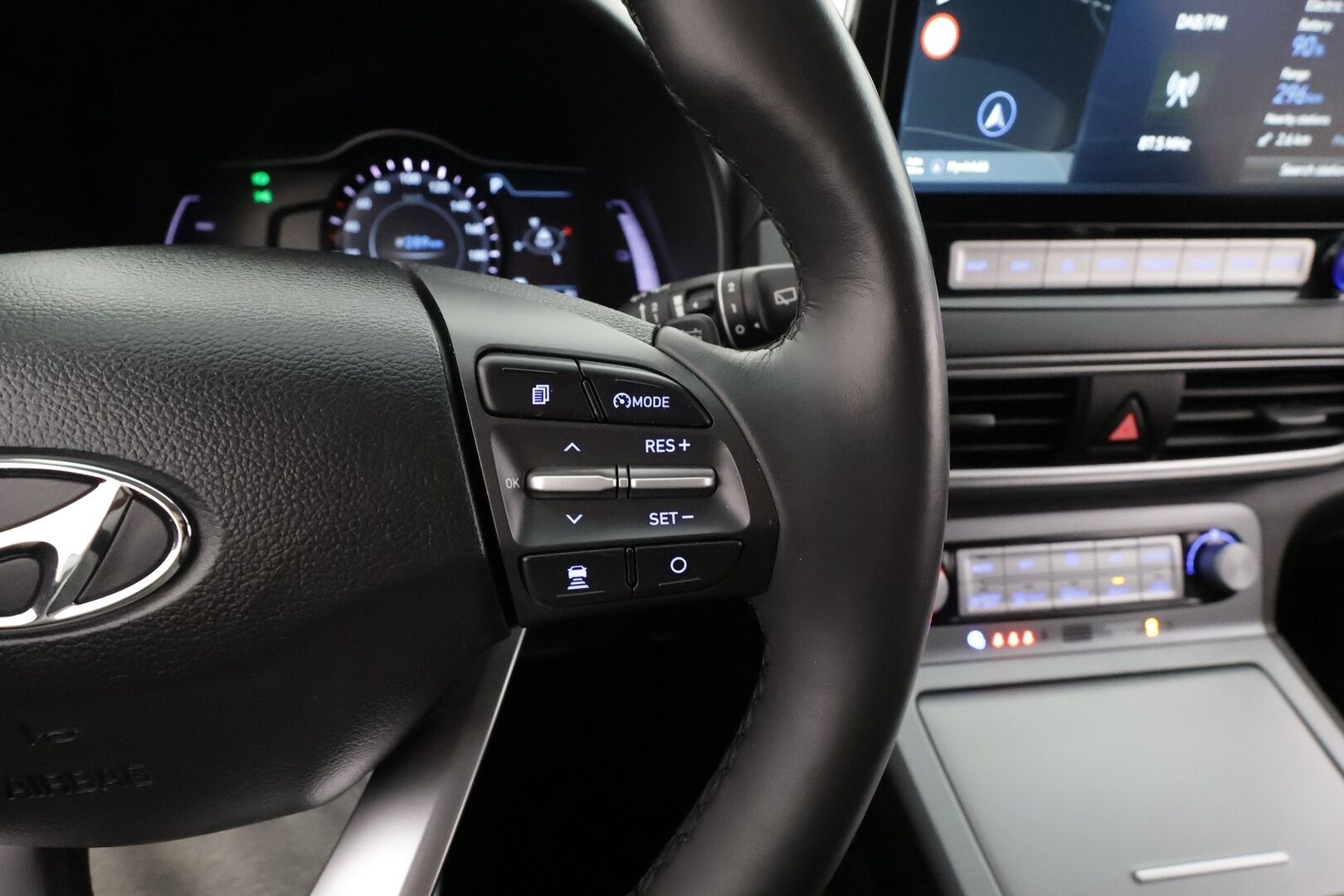 HYUNDAI KONA 2020 EV 64kWh 150 Premium * ACC / HUD / P.kamera / LED / ILP / Krell / Sähköpenkit / Ilmastoidut nahat / Navi * - Merkkihuollettu / Huippuvarusteet