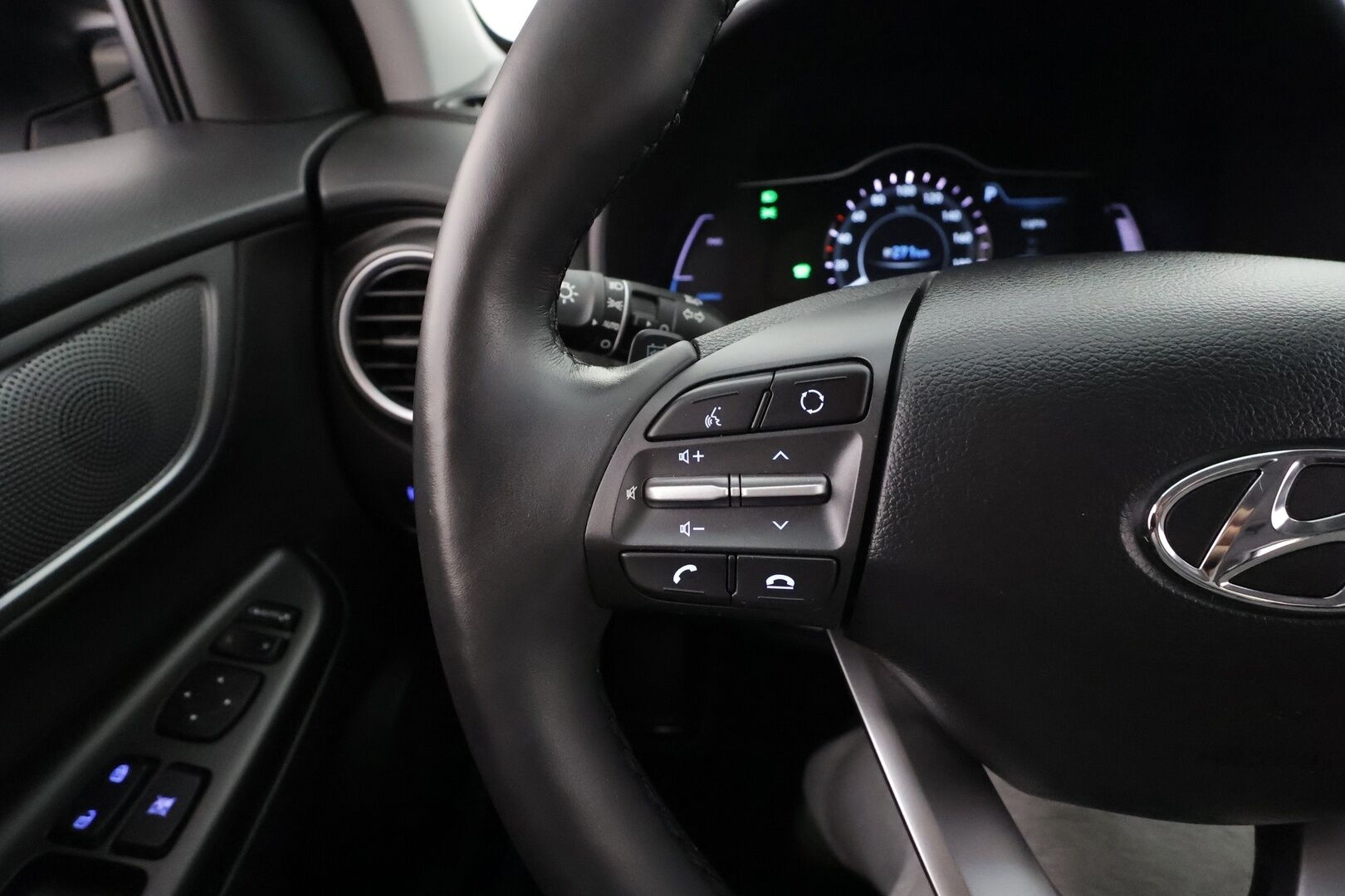 HYUNDAI KONA 2020 EV 64kWh 150 Premium * ACC / HUD / P.kamera / LED / ILP / Krell / Sähköpenkit / Ilmastoidut nahat / Navi * - Merkkihuollettu / Huippuvarusteet