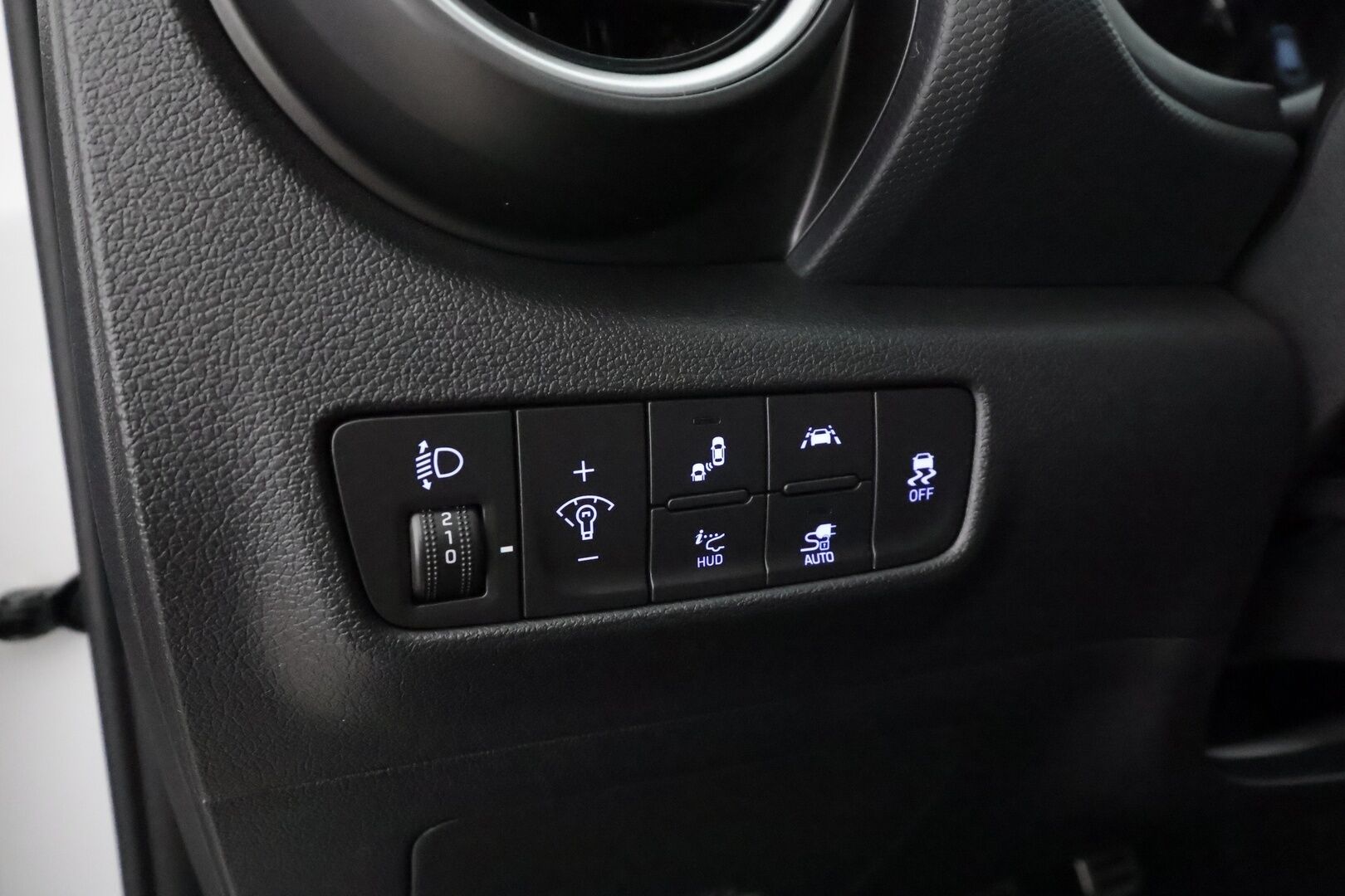 HYUNDAI KONA 2020 EV 64kWh 150 Premium * ACC / HUD / P.kamera / LED / ILP / Krell / Sähköpenkit / Ilmastoidut nahat / Navi * - Merkkihuollettu / Huippuvarusteet