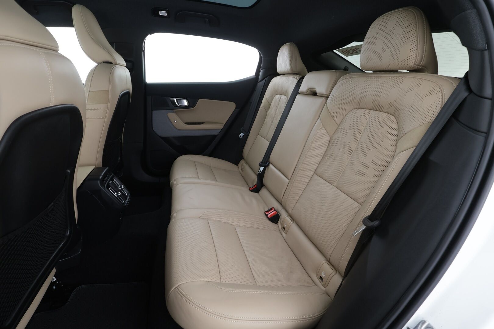 POLESTAR 2 2022 Long Range Dual Motor * Pilot&Plus / ILP / H&K / 360° / Pixel-LED / ACC / Lasikatto / Sportpenkki Muistilla / Koukku * - 2x Latauskaapelit / Kahdet renkaat 