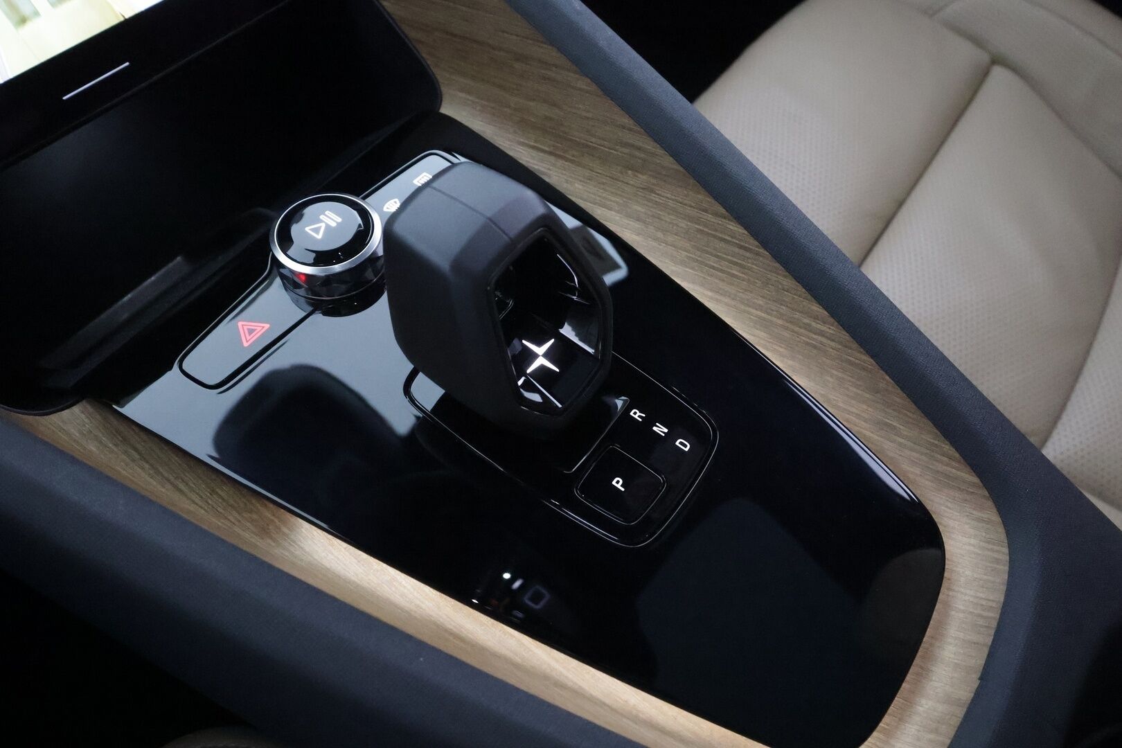 POLESTAR 2 2022 Long Range Dual Motor * Pilot&Plus / ILP / H&K / 360° / Pixel-LED / ACC / Lasikatto / Sportpenkki Muistilla / Koukku * - 2x Latauskaapelit / Kahdet renkaat 