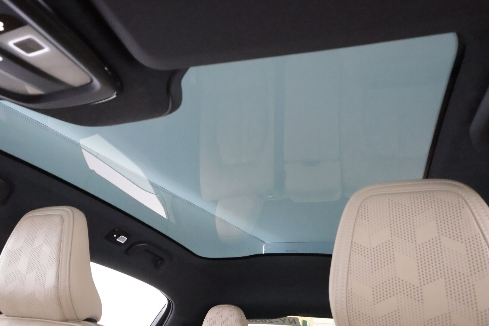 POLESTAR 2 2022 Long Range Dual Motor * Pilot&Plus / ILP / H&K / 360° / Pixel-LED / ACC / Lasikatto / Sportpenkki Muistilla / Koukku * - 2x Latauskaapelit / Kahdet renkaat 