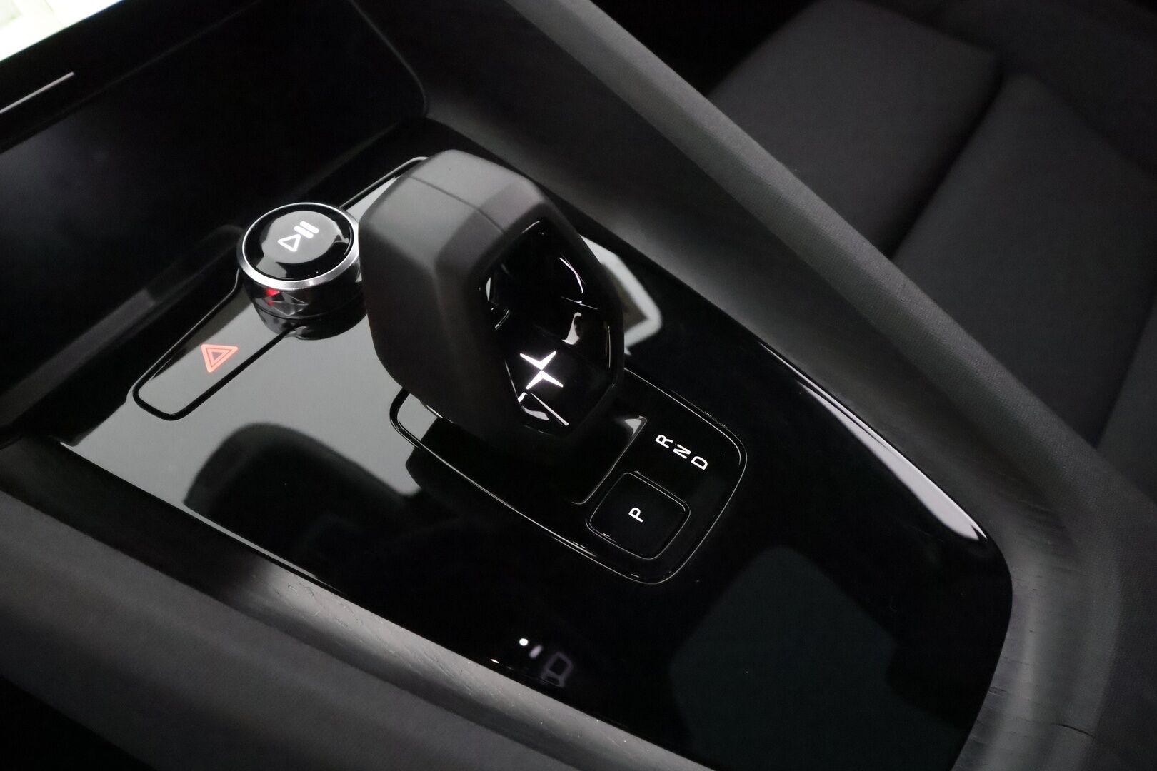 POLESTAR 2 2024 Long Range Dual Motor Performance, 350kW * Lasikatto / ILP / ACC / Pixel-LED / 360 / Sportpenkki Muistilla * - H&K / Pilot&Plus / Kahdet renkaat aluvanteilla / Merkkihuollot 