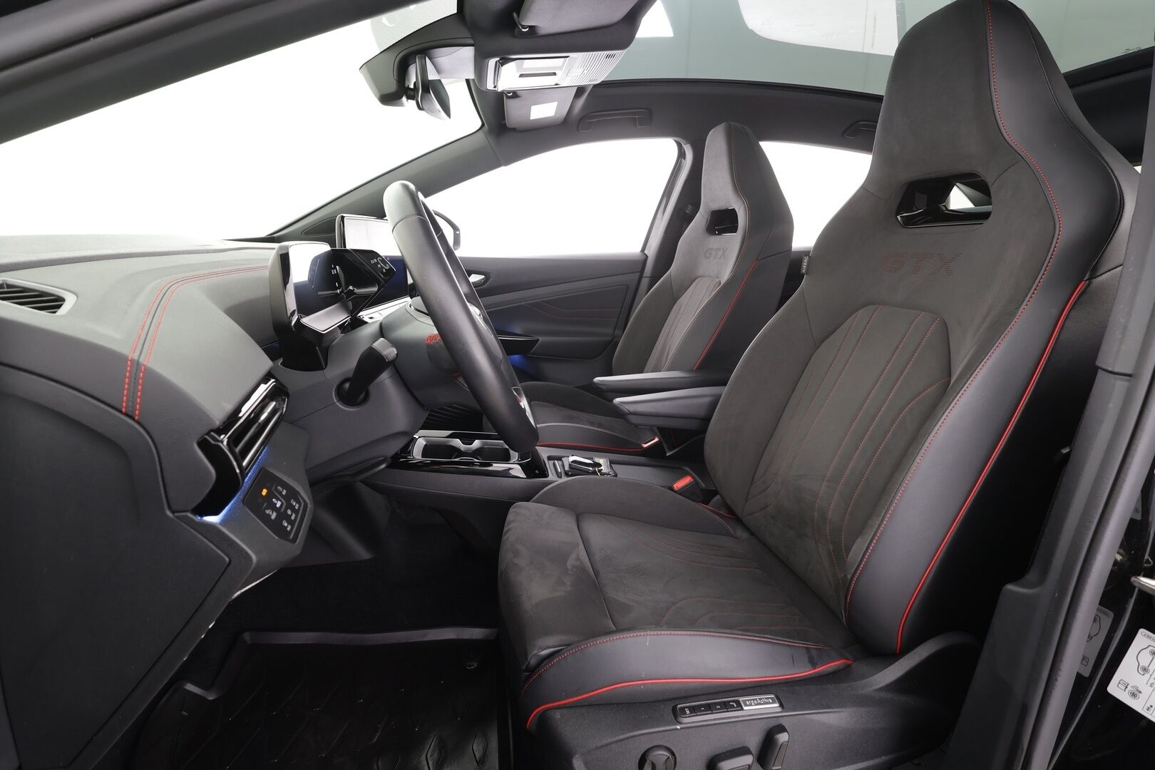 VOLKSWAGEN ID.5 2023 GTX 4MOTION Business * Koukku / ILP / Lasikatto / ACC / Matrix-LED / P.Kamera / Hierovat Sportpenkit Muistilla * - 2x Latauskaapelit / Kahdet renkaat 