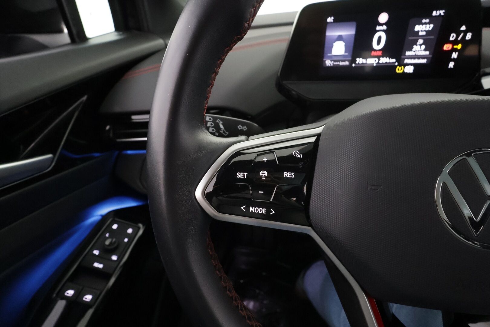 VOLKSWAGEN ID.5 2023 GTX 4MOTION Business * Koukku / ILP / Lasikatto / ACC / Matrix-LED / P.Kamera / Hierovat Sportpenkit Muistilla * - 2x Latauskaapelit / Kahdet renkaat 