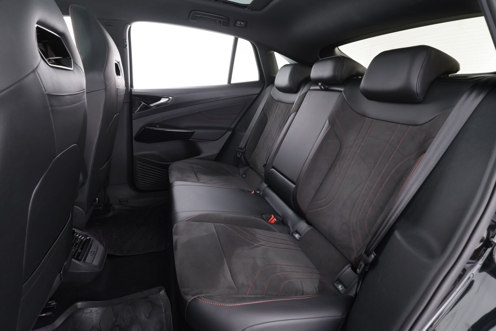 VOLKSWAGEN ID.5 2023 GTX 4MOTION Business * Koukku / ILP / Lasikatto / ACC / Matrix-LED / P.Kamera / Hierovat Sportpenkit Muistilla * - 2x Latauskaapelit / Kahdet renkaat 