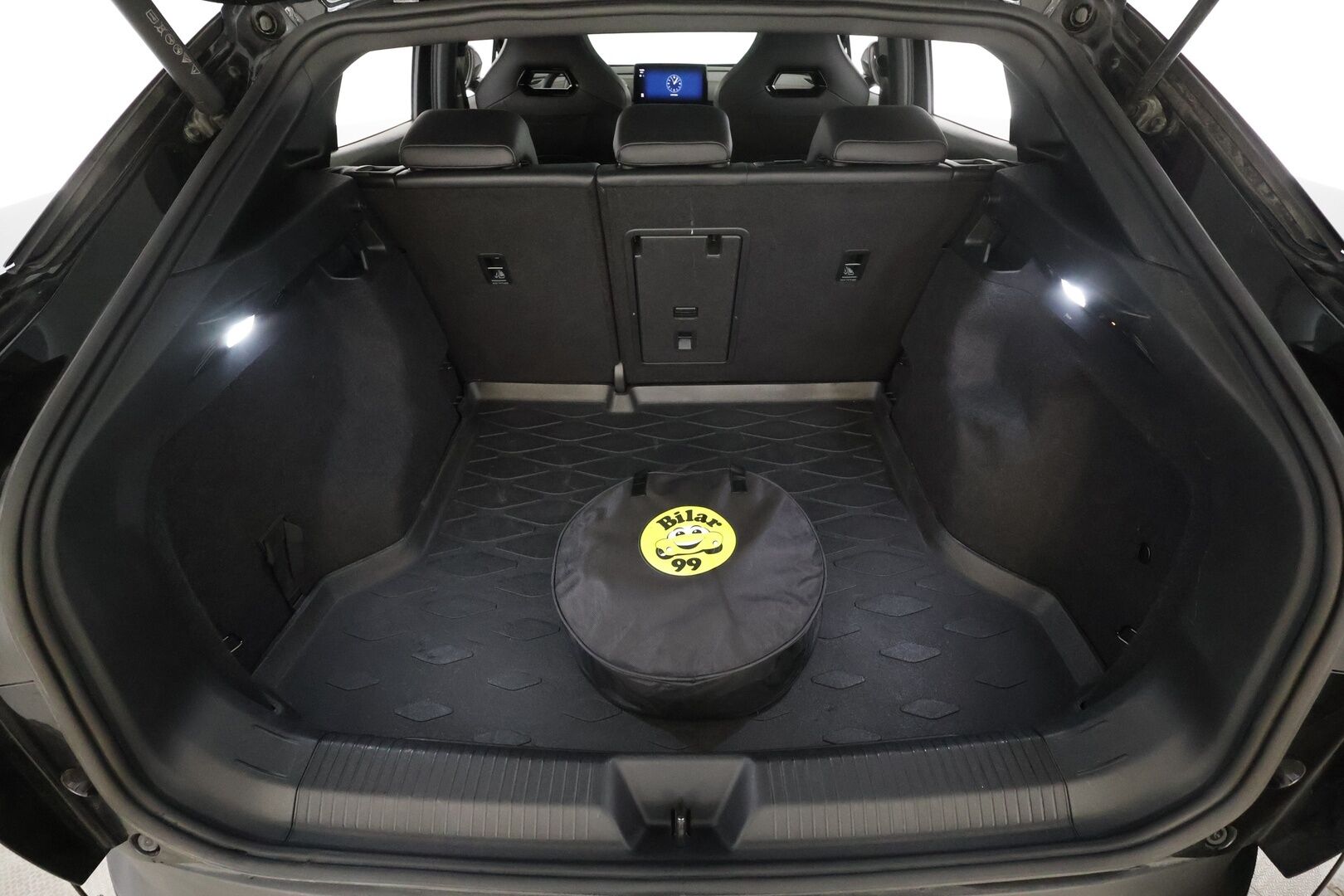 VOLKSWAGEN ID.5 2023 GTX 4MOTION Business * Koukku / ILP / Lasikatto / ACC / Matrix-LED / P.Kamera / Hierovat Sportpenkit Muistilla * - 2x Latauskaapelit / Kahdet renkaat 