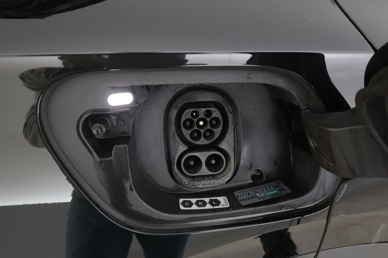 VOLKSWAGEN ID.5 2023 GTX 4MOTION Business * Koukku / ILP / Lasikatto / ACC / Matrix-LED / P.Kamera / Hierovat Sportpenkit Muistilla * - 2x Latauskaapelit / Kahdet renkaat 