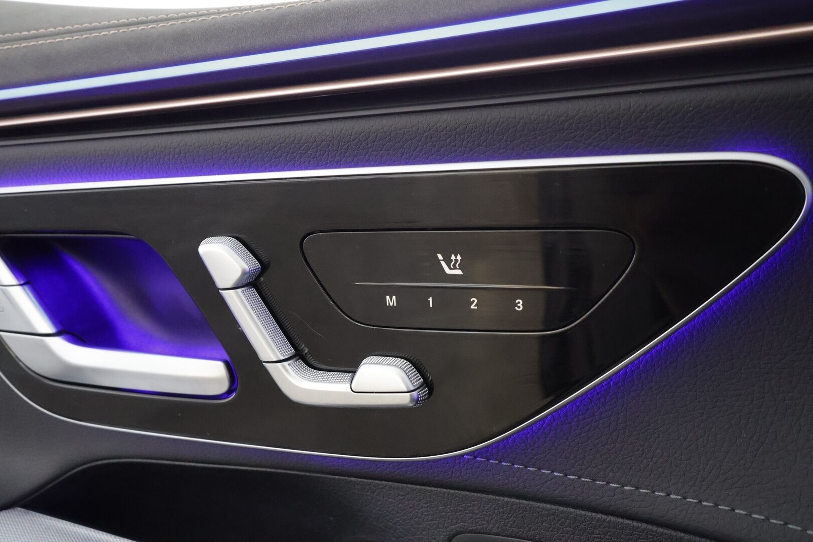 MERCEDES-BENZ EQE 2024 300 * ALV / Nahkasisusta / Distronic Pro / Lämpöpumppu / Muistipenkit / LED / KeylessGo / Sähköluukku / Comand Navi / LED - Kahdet renkaat aluvanteilla / Merkkihuollettu / Juuri tullut Tampereelle! - HULLUT AVAJAISHULINAT KORKOTARJOUS 3,29 %