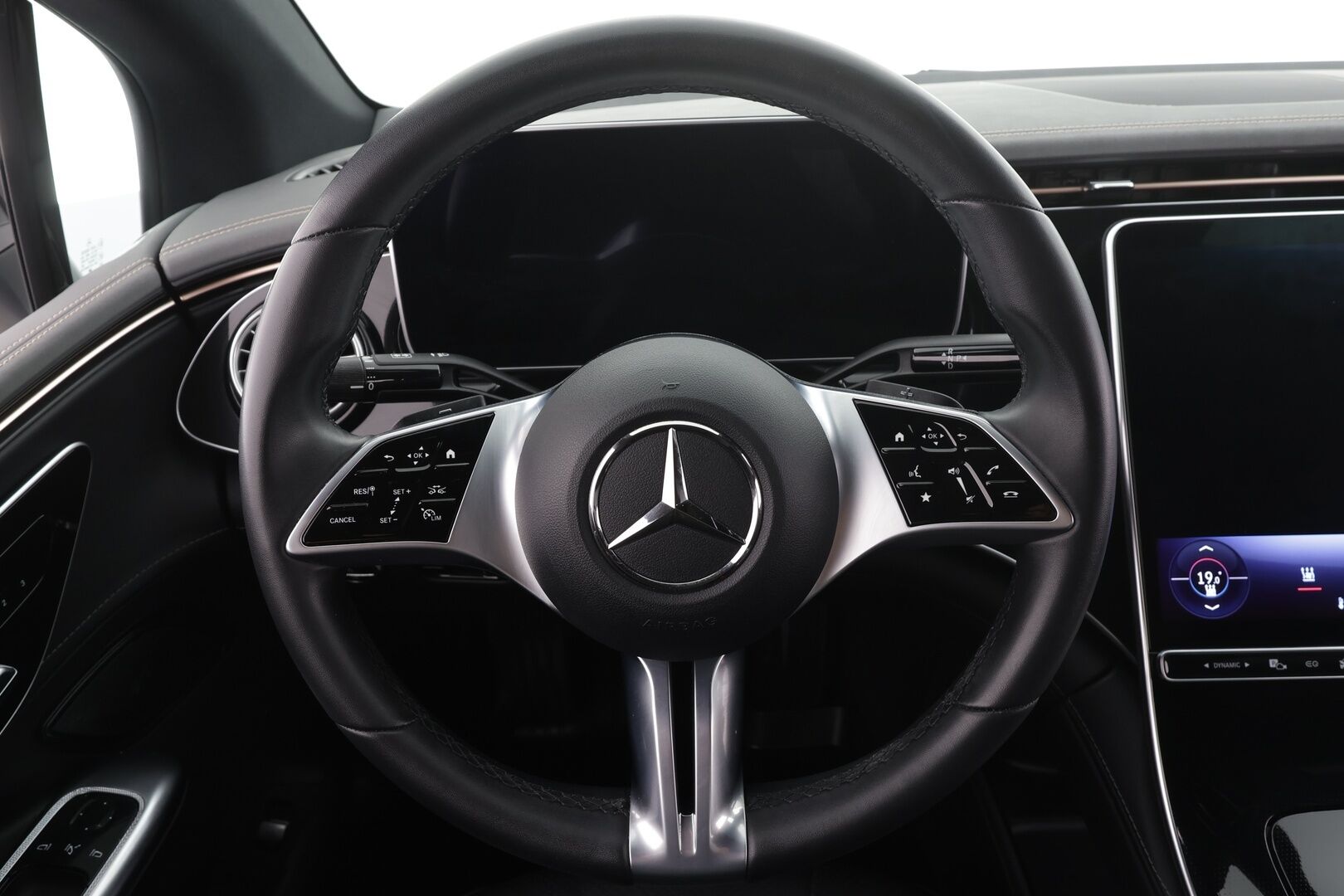 MERCEDES-BENZ EQE 2024 300 * ALV / Nahkasisusta / Distronic Pro / Lämpöpumppu / Muistipenkit / LED / KeylessGo / Sähköluukku / Comand Navi / LED - Kahdet renkaat aluvanteilla / Merkkihuollettu / Juuri tullut Tampereelle!