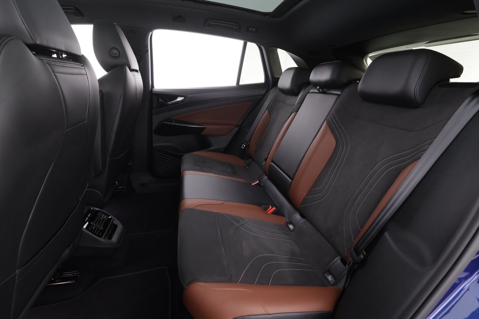 VOLKSWAGEN ID.4 2022 Pro Performance 150kW * HUD / ILP / ACC / 360° / Koukku / Hierovat Sporttipenkit / Lasikatto / Keyless * - Styling Package Plus / Merkkihuollettu / Kahdet renkaat