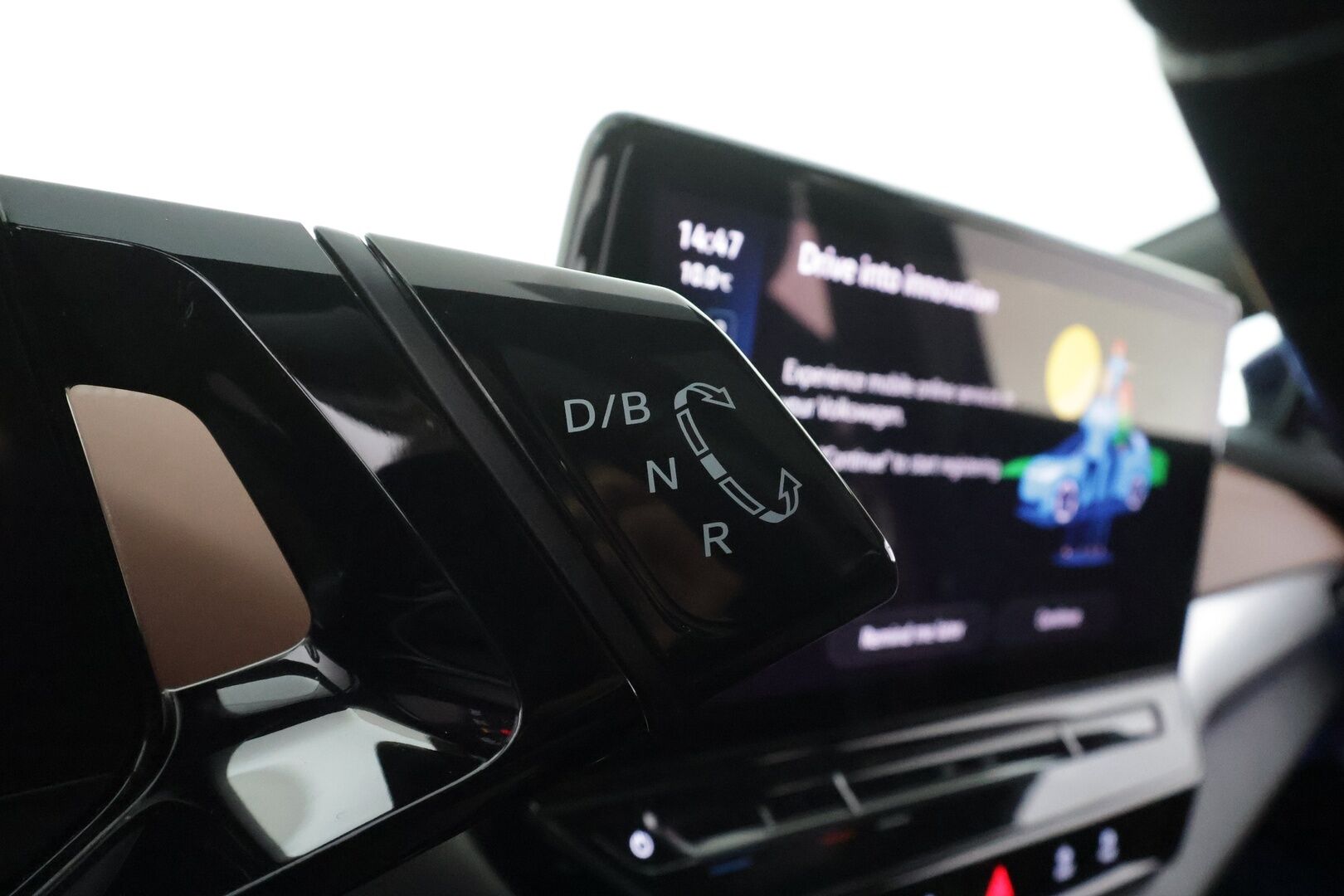 VOLKSWAGEN ID.4 2022 Pro Performance 150kW * HUD / ILP / ACC / 360° / Koukku / Hierovat Sporttipenkit / Lasikatto / Keyless * - Merkkihuollettu / Kahdet renkaat