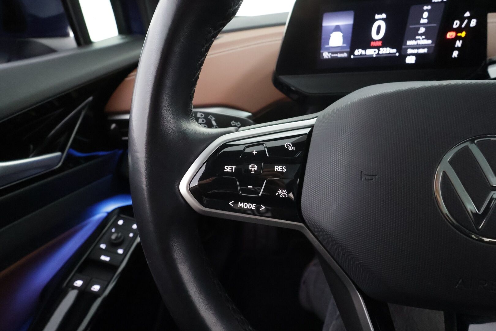 VOLKSWAGEN ID.4 2022 Pro Performance 150kW * HUD / ILP / ACC / 360° / Koukku / Hierovat Sporttipenkit / Lasikatto / Keyless * - Merkkihuollettu / Kahdet renkaat