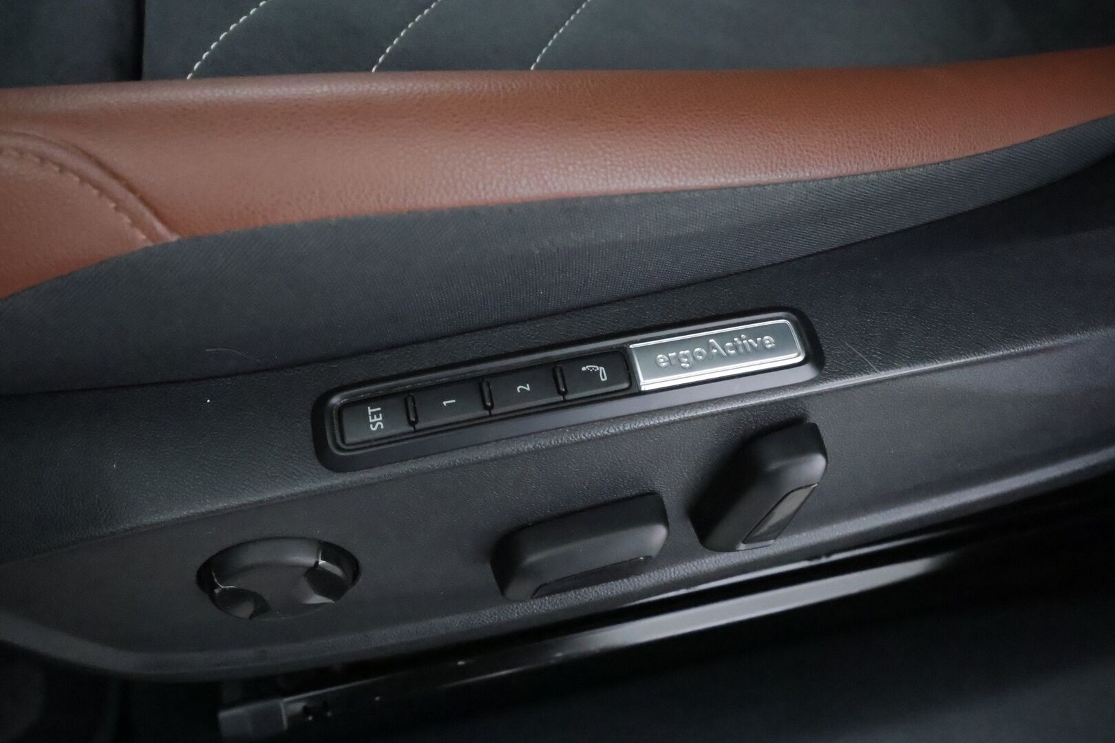 VOLKSWAGEN ID.4 2022 Pro Performance 150kW * HUD / ILP / ACC / 360° / Koukku / Hierovat Sporttipenkit / Lasikatto / Keyless * - Merkkihuollettu / Kahdet renkaat