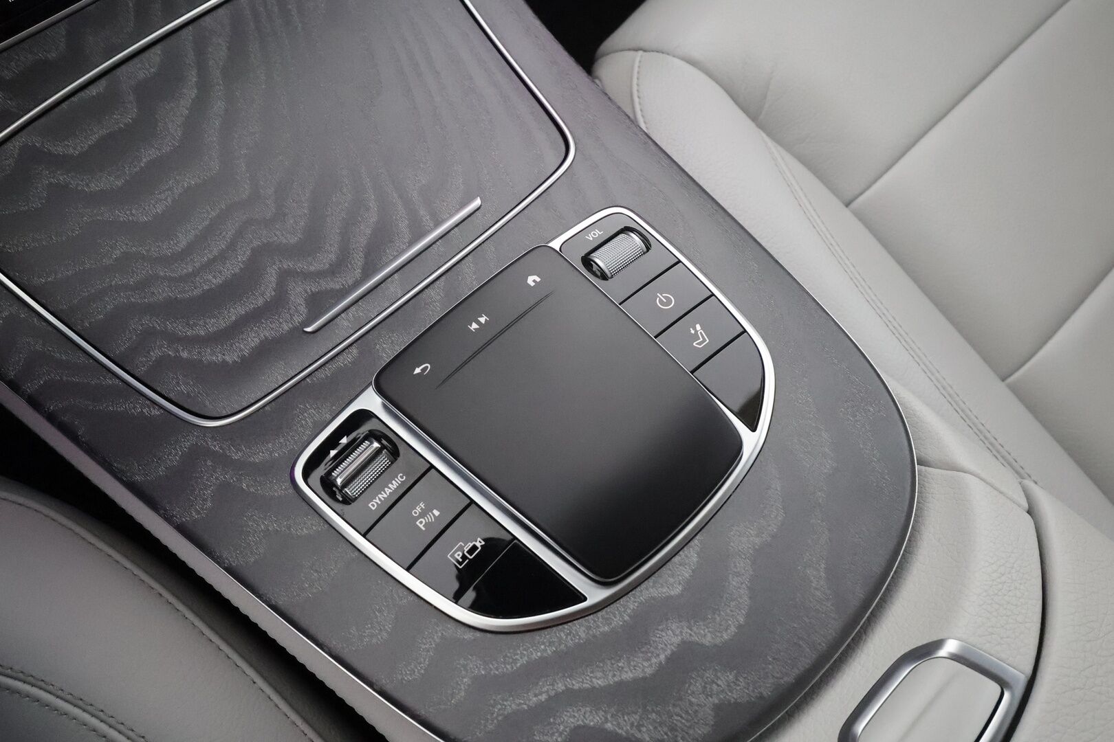 MERCEDES-BENZ E 2023 300 de 4Matic T 9G-Tronic Avantgarde * Distronic+ / 360° / Burmester / Muistipenkit / Koukku / KeylessGo / Vaaleat nahat * - Akku kuntotarkastettu / Kahdet renkaat aluvanteilla / Merkkihuollettu