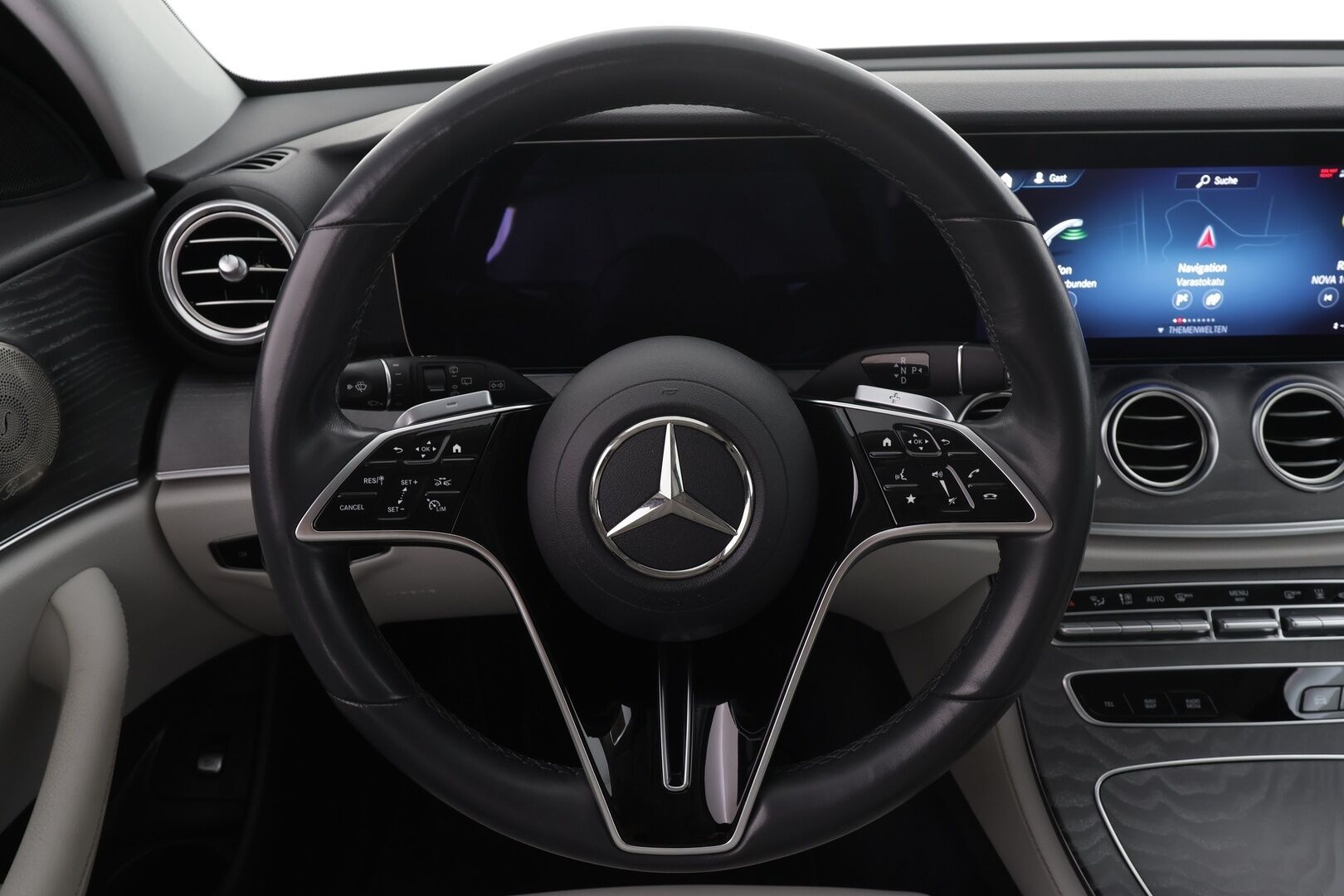 MERCEDES-BENZ E 2023 300 de 4Matic T 9G-Tronic Avantgarde * Distronic+ / 360° / Burmester / Muistipenkit / Koukku / KeylessGo / Vaaleat nahat * - Akku kuntotarkastettu / Kahdet renkaat aluvanteilla / Merkkihuollettu