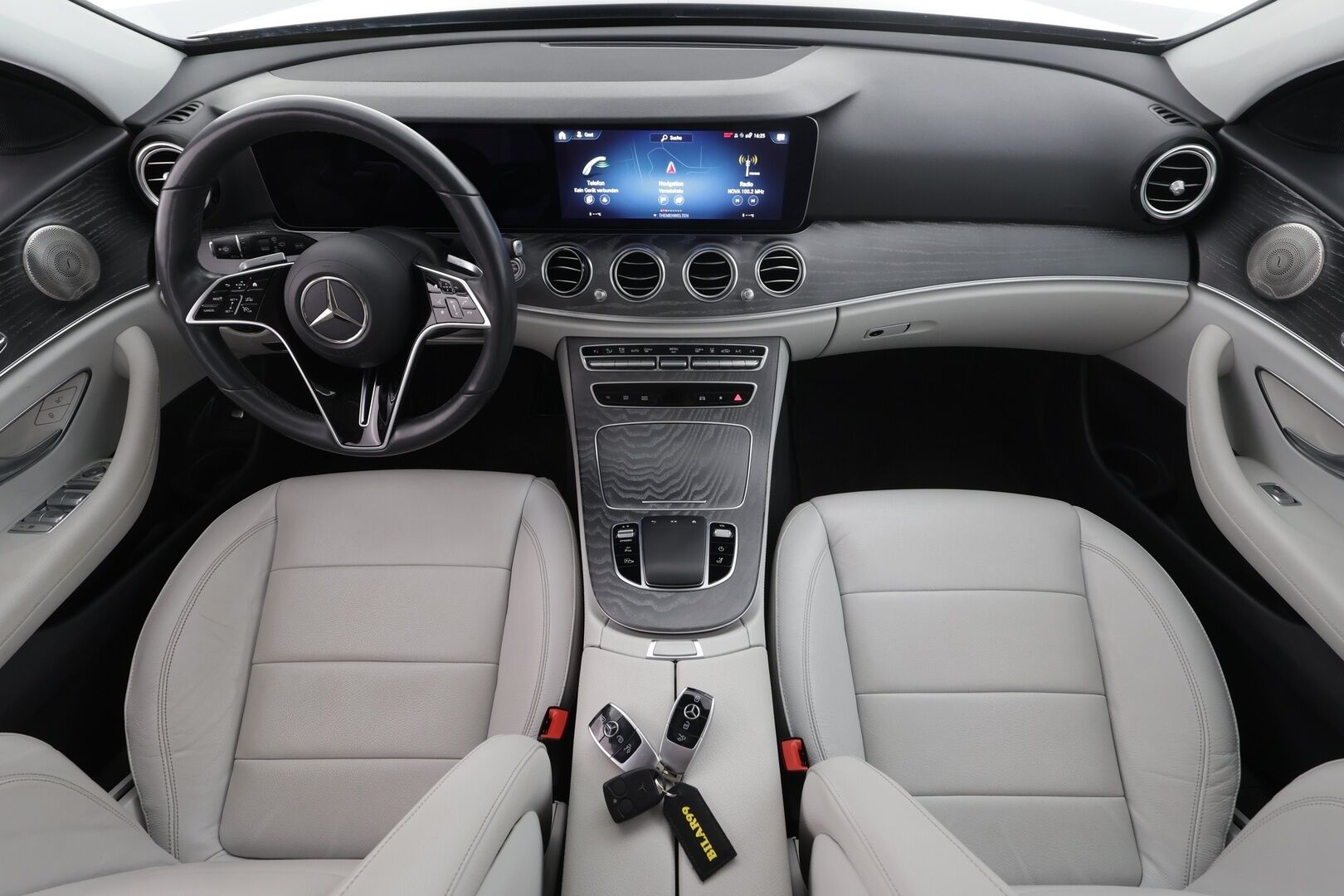 MERCEDES-BENZ E 2023 300 de 4Matic T 9G-Tronic Avantgarde * Distronic+ / 360° / Burmester / Muistipenkit / Koukku / KeylessGo / Vaaleat nahat * - Akku kuntotarkastettu / Kahdet renkaat aluvanteilla / Merkkihuollettu